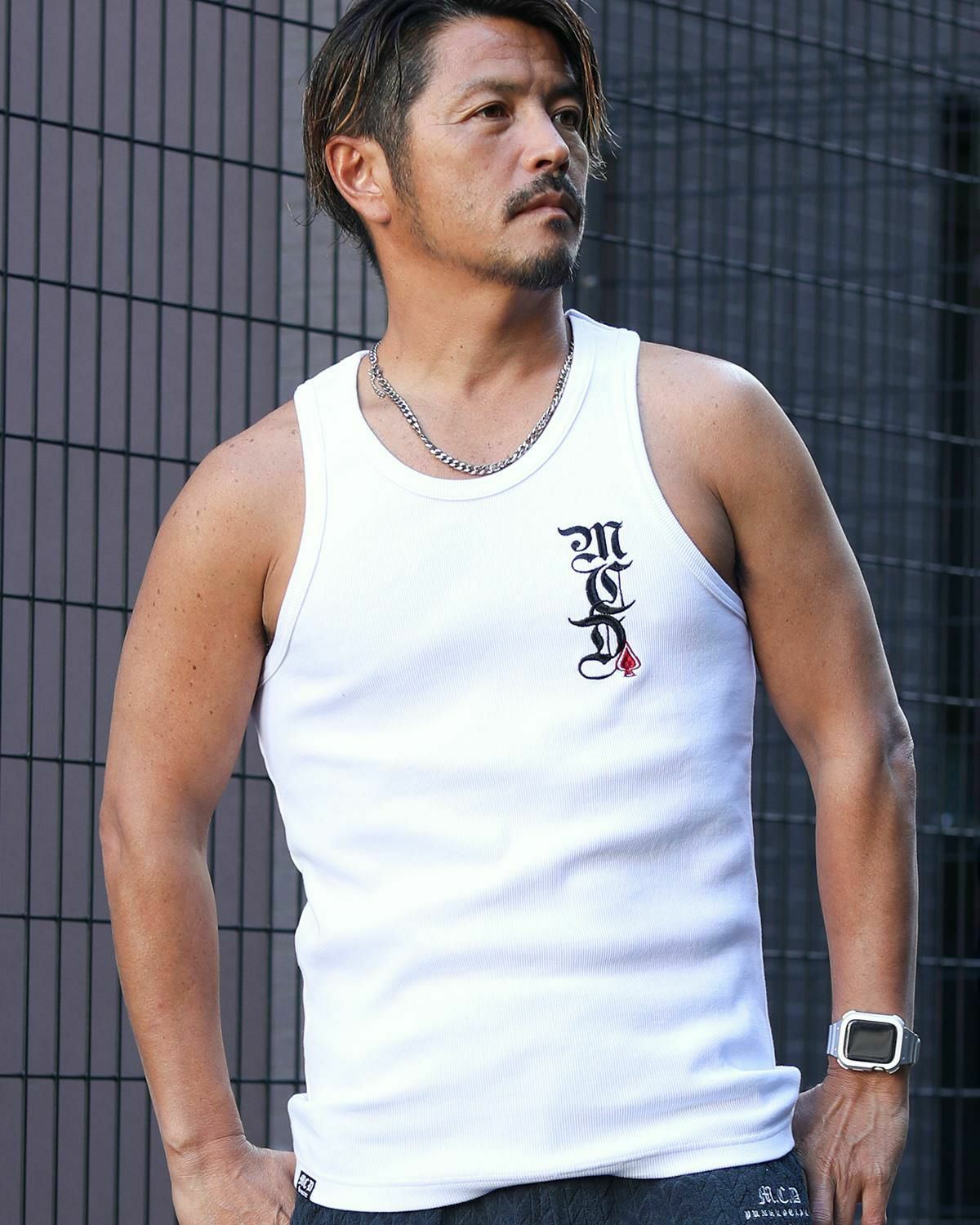 ホワイト:173cm/72kg(Lサイズ着用)