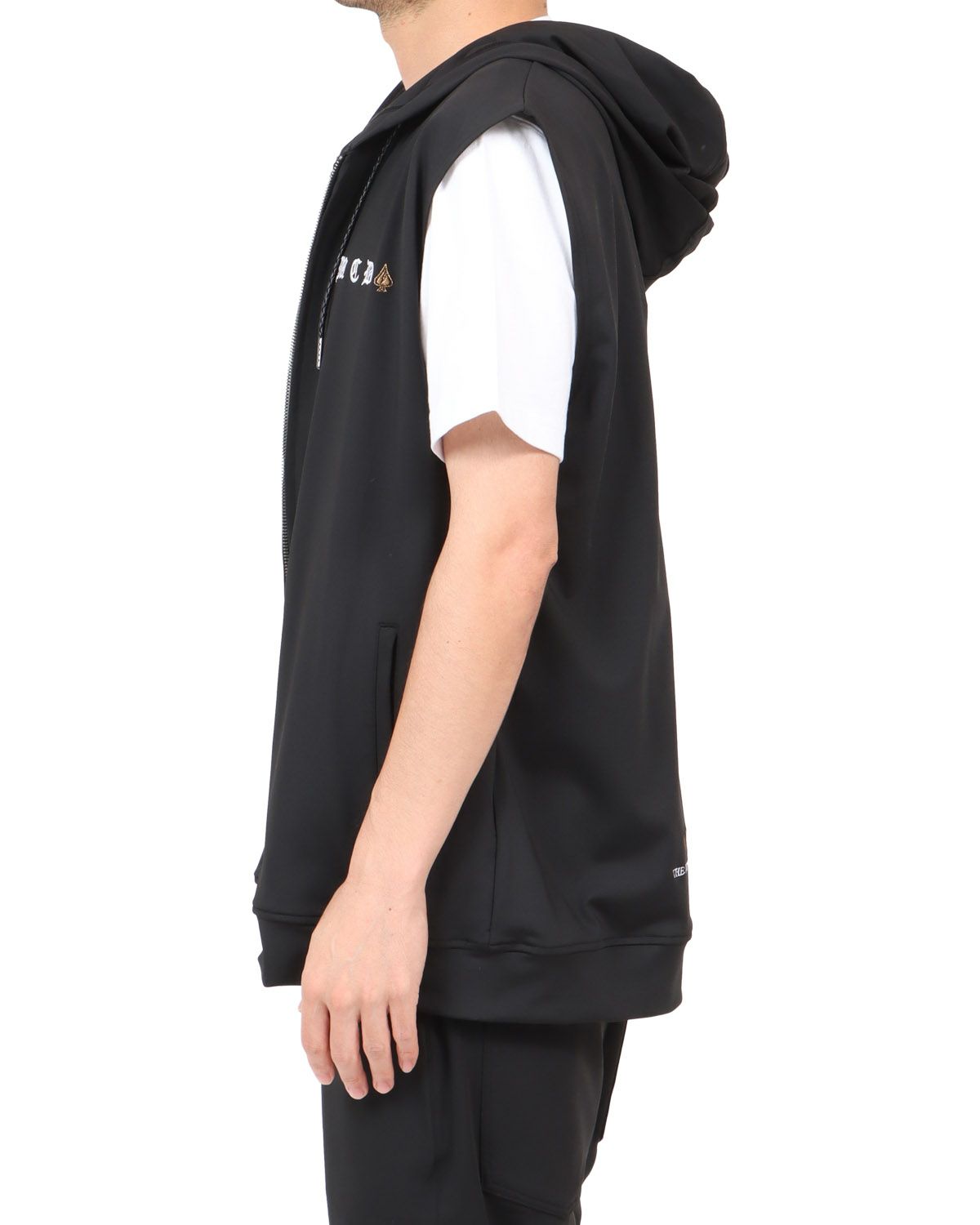 ゴールド：180cm67kg(Lサイズ着用