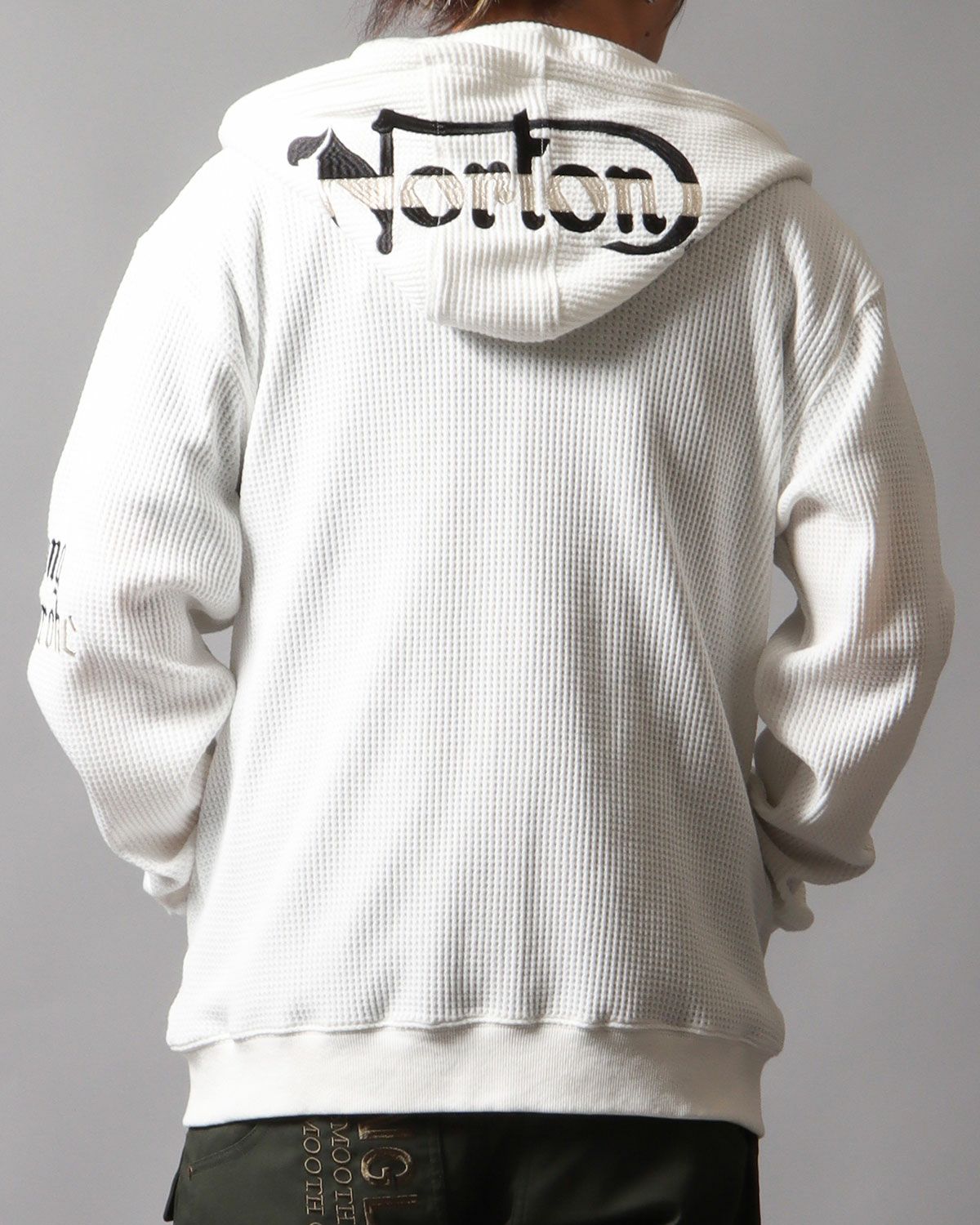 ホワイト：178cm/75kg(Lサイズ着用)