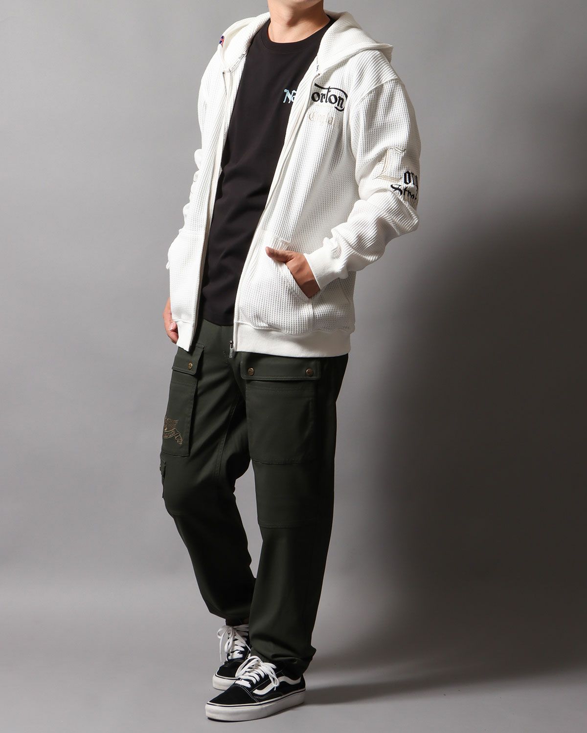 ホワイト：178cm/75kg(Lサイズ着用)