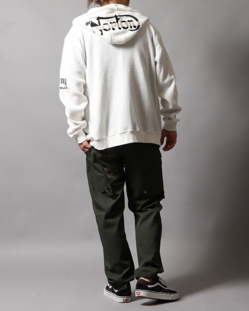 ホワイト：178cm/75kg(Lサイズ着用)