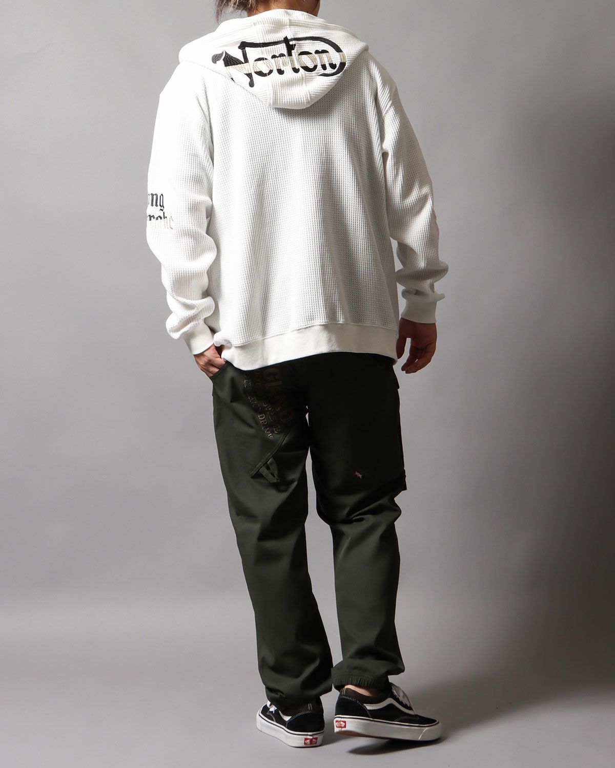 ホワイト：178cm/75kg(Lサイズ着用)