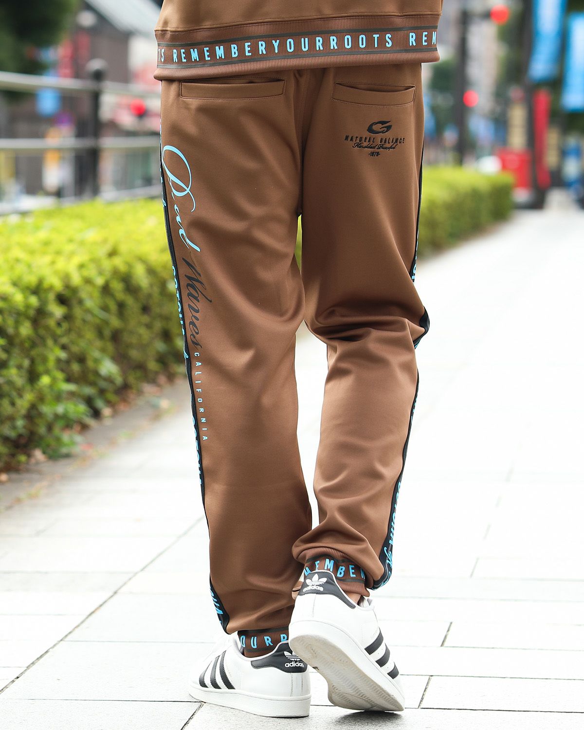 ブラウン：180cm67kg(Lサイズ着用)