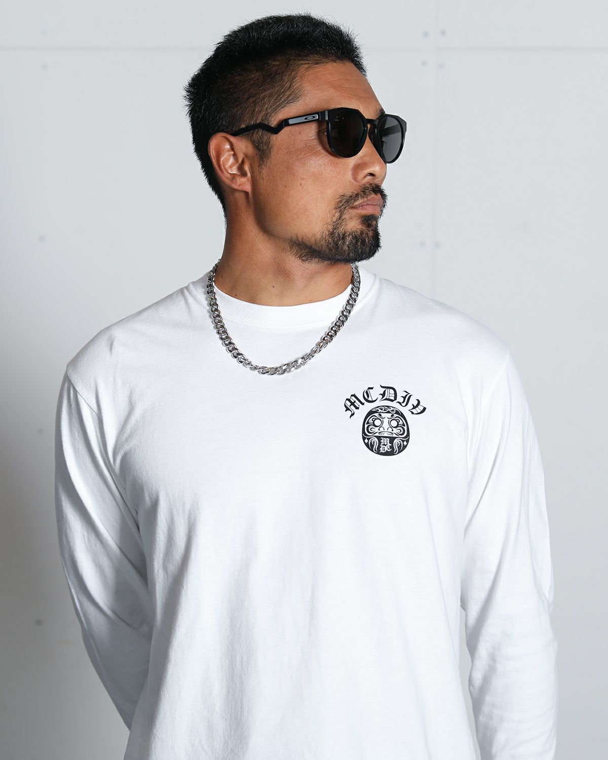 ホワイト:172cm/72kg(Lサイズ着用)