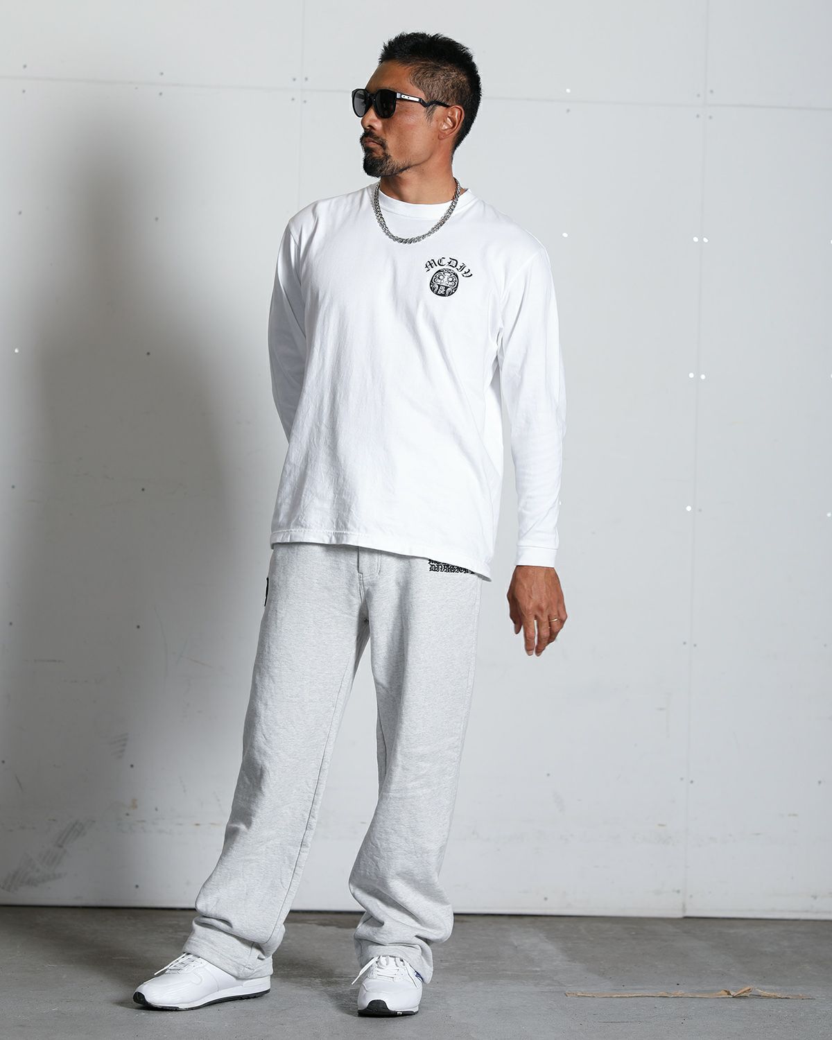 ホワイト:172cm/72kg(Lサイズ着用)