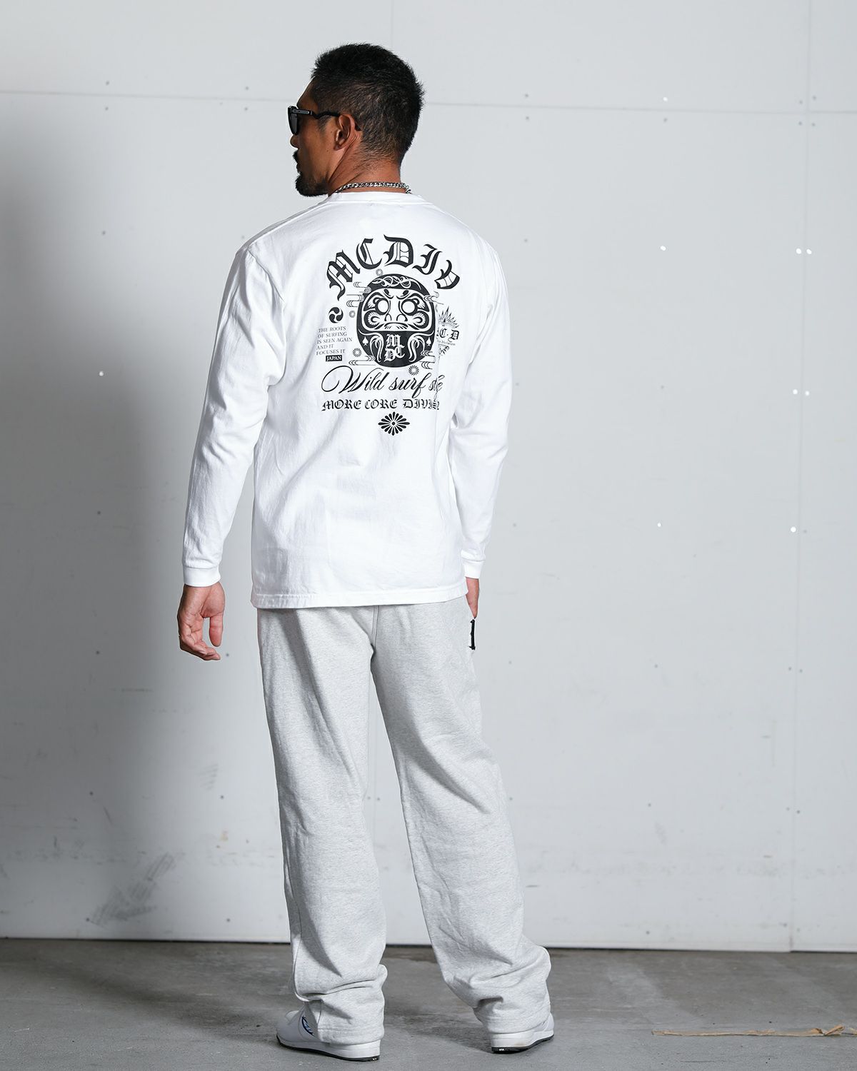 ホワイト:172cm/72kg(Lサイズ着用)