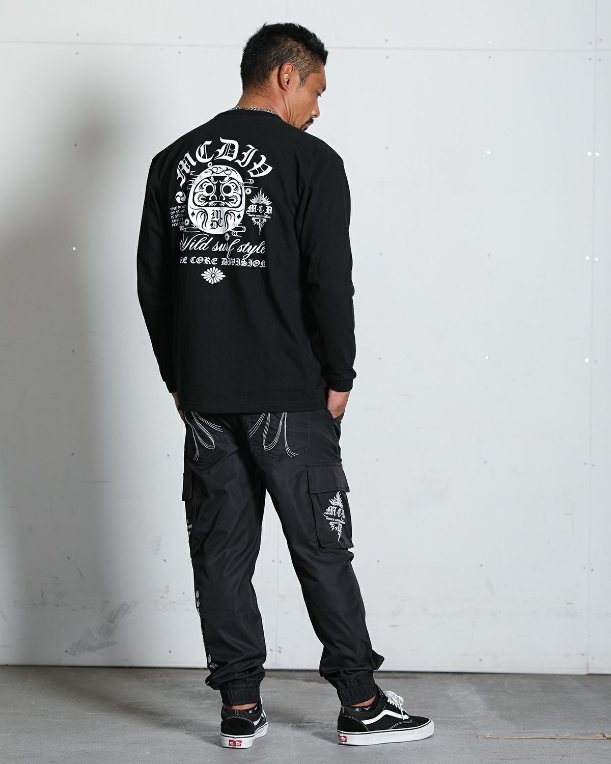 ブラック:172cm/72kg(Lサイズ着用)