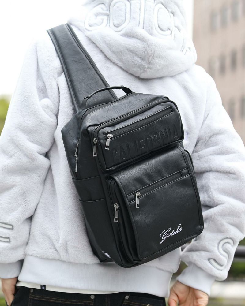 GOTCHA] ロゴ エンボス ビッグ ボディバッグ | PEET ONLINE STORE