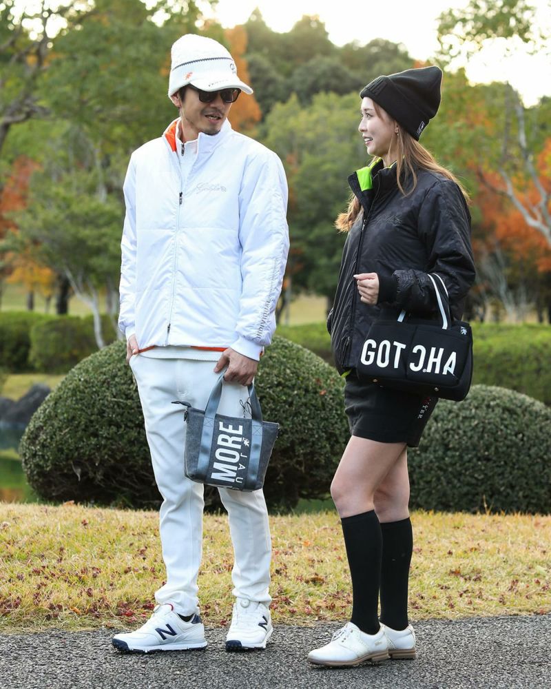 (左)ホワイト：180cm67kg(Lサイズ着用) (右)ブラック：170cm(Sサイズ着用)