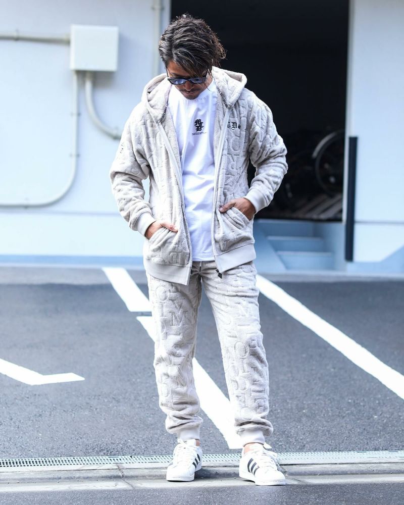 ベージュ：173cm/72kg(Lサイズ着用)