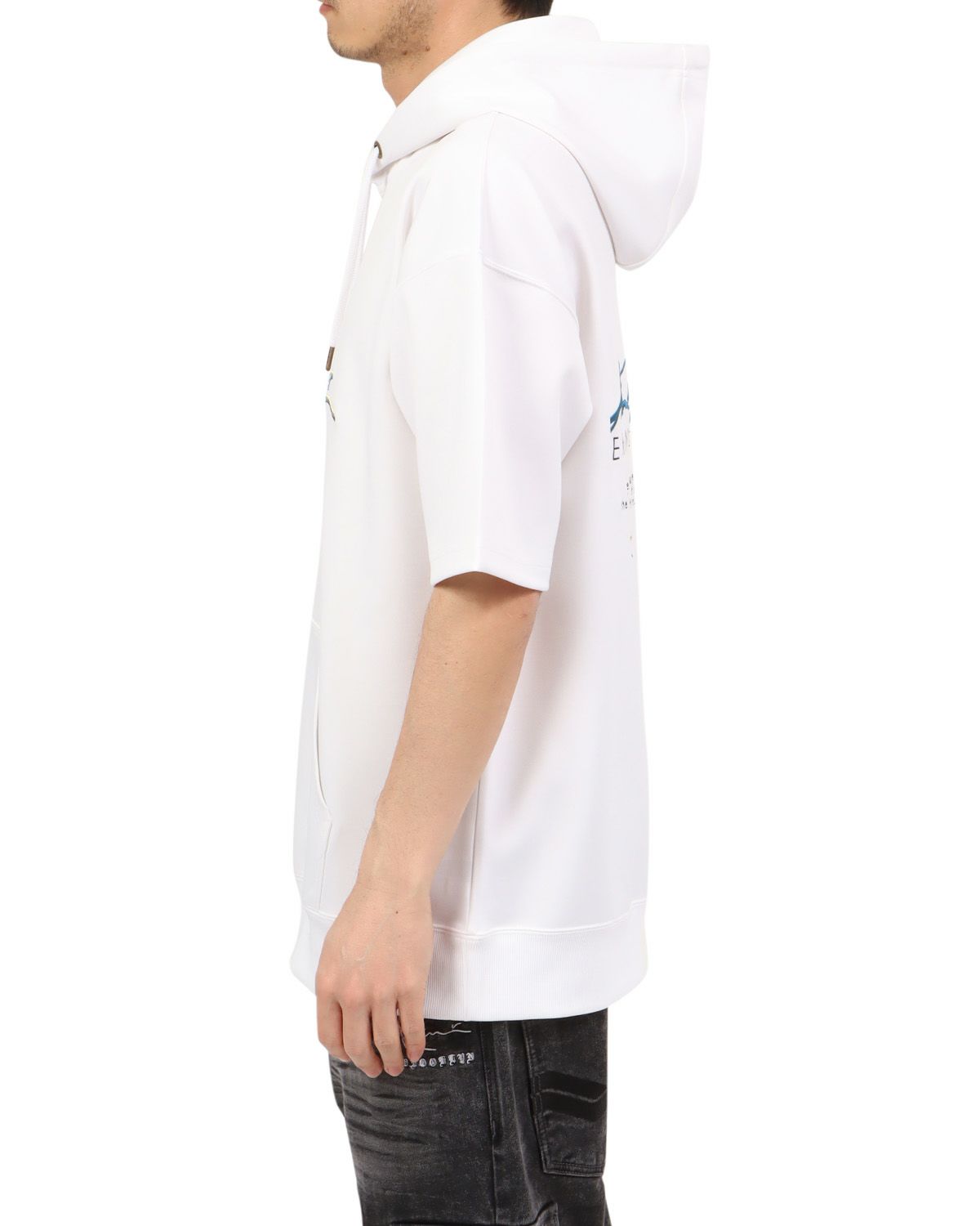 ホワイト：180cm67kg(Lサイズ着用)