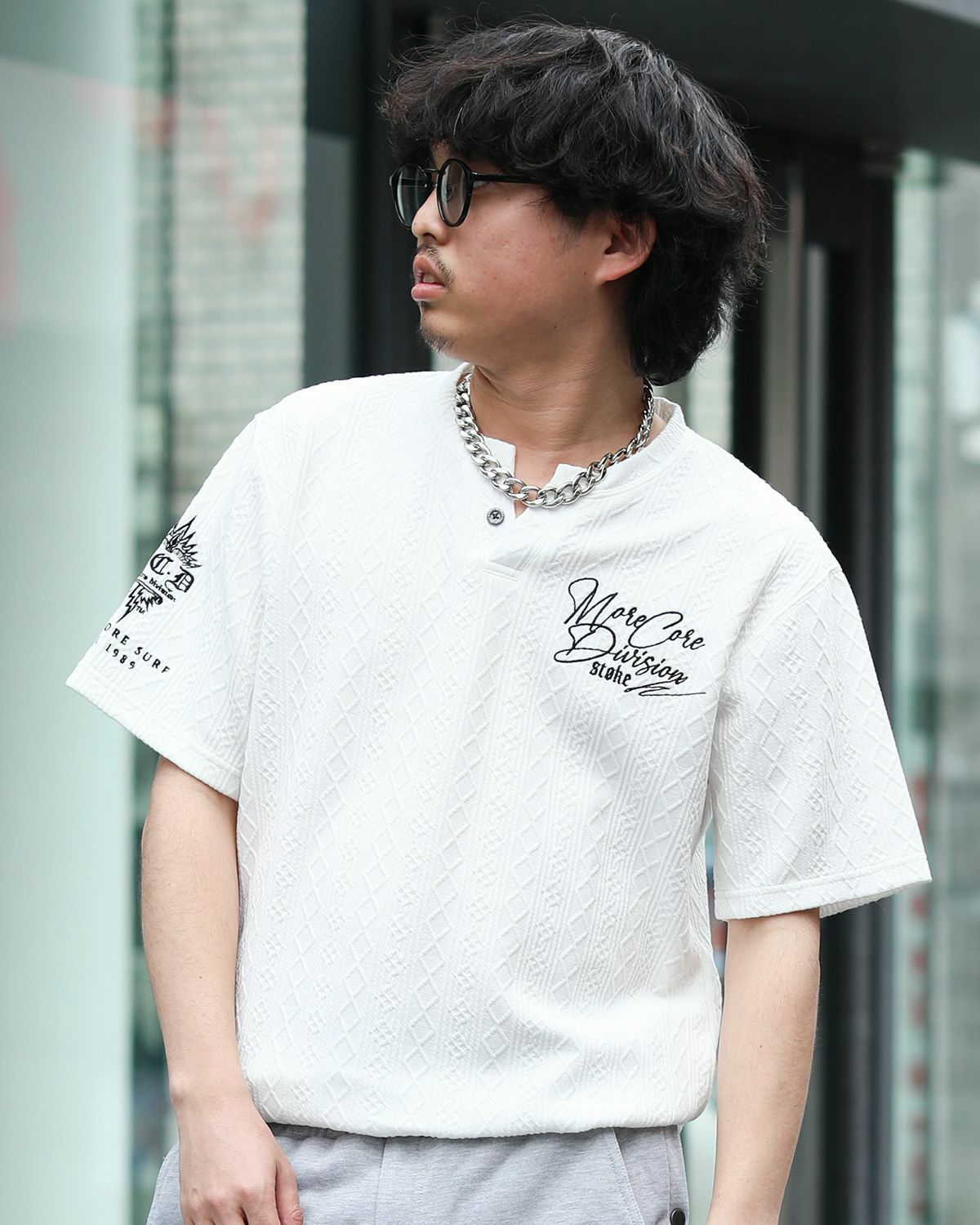 ホワイト:173cm/63kg(XLサイズ着用)