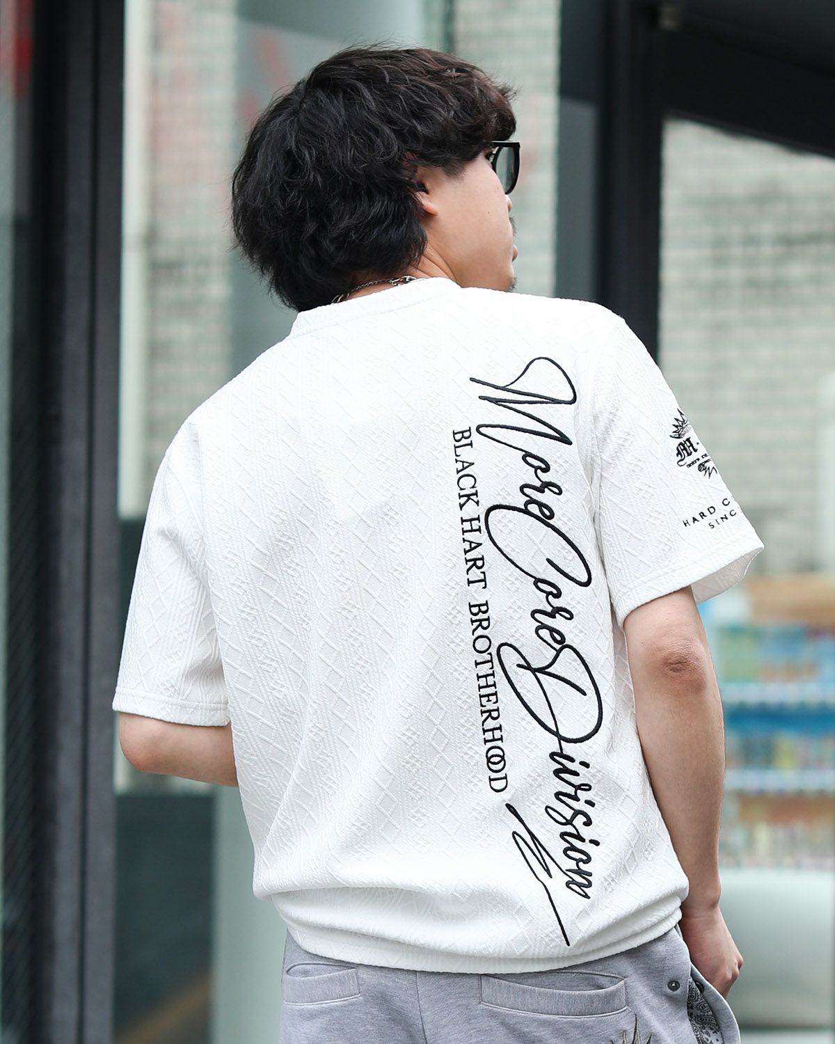 ホワイト:173cm/63kg(XLサイズ着用)