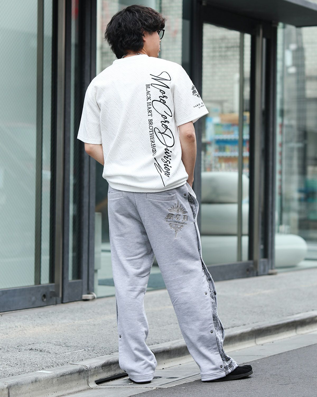 ホワイト:173cm/63kg(XLサイズ着用)