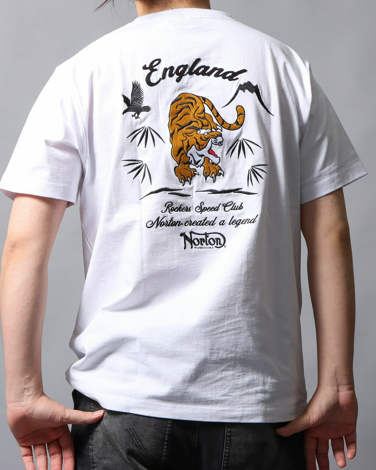 ホワイト：178cm/75kg(Lサイズ着用)