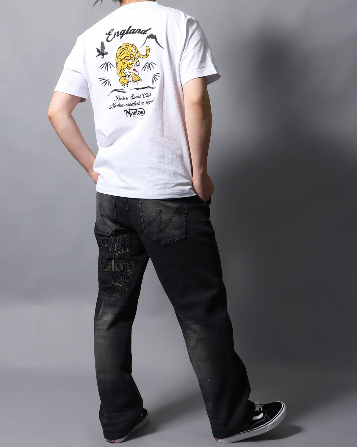 ホワイト：178cm/75kg(Lサイズ着用)