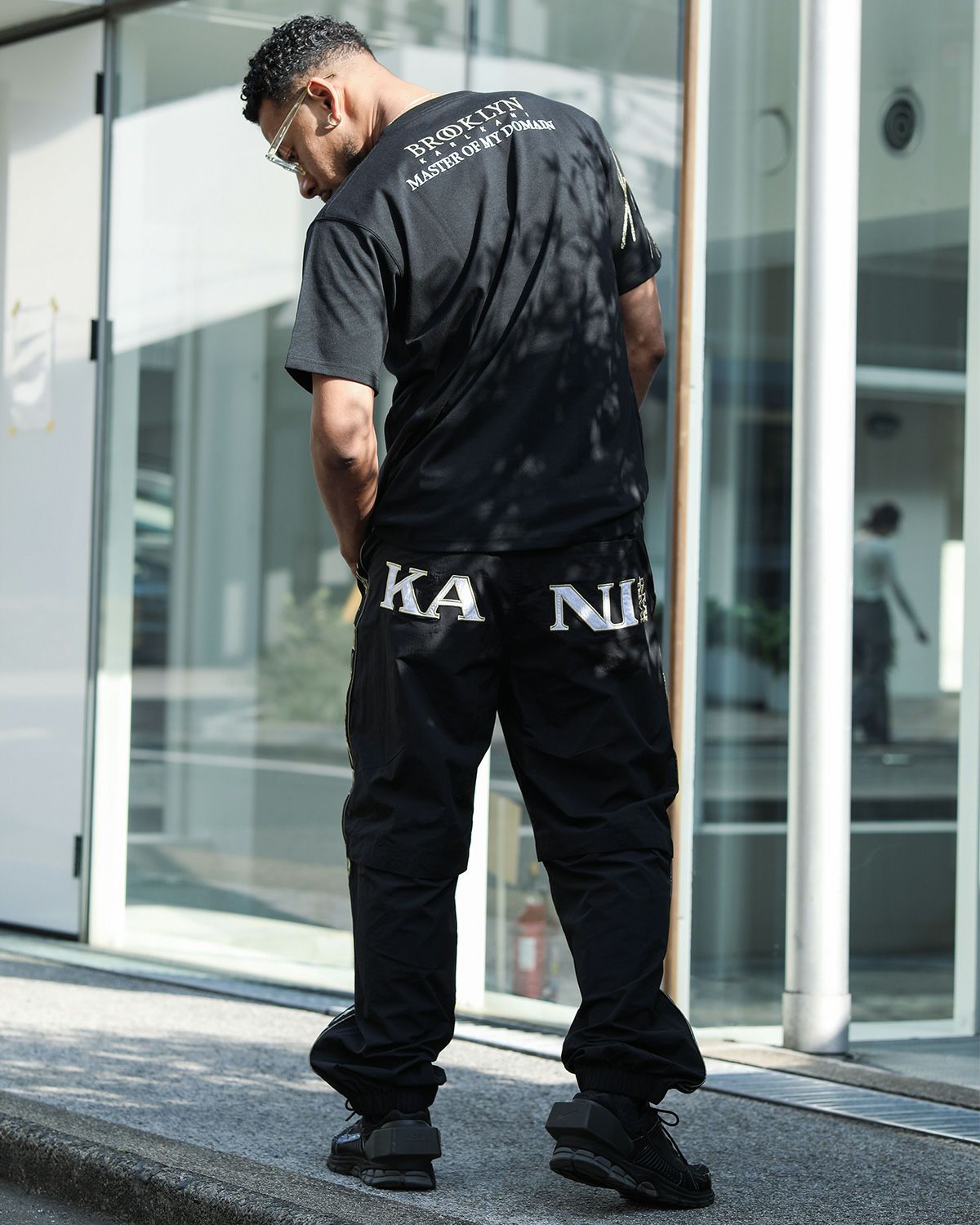 ブラック