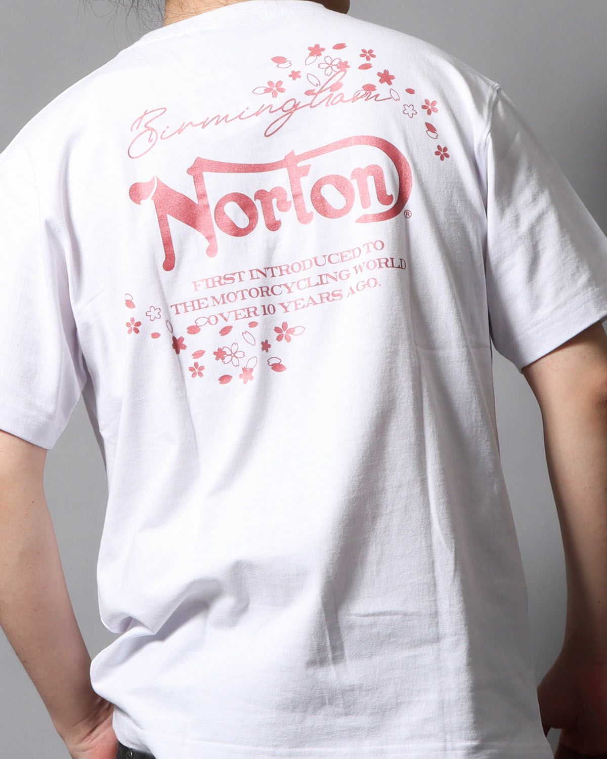 ホワイト：178cm/75kg(Lサイズ着用)