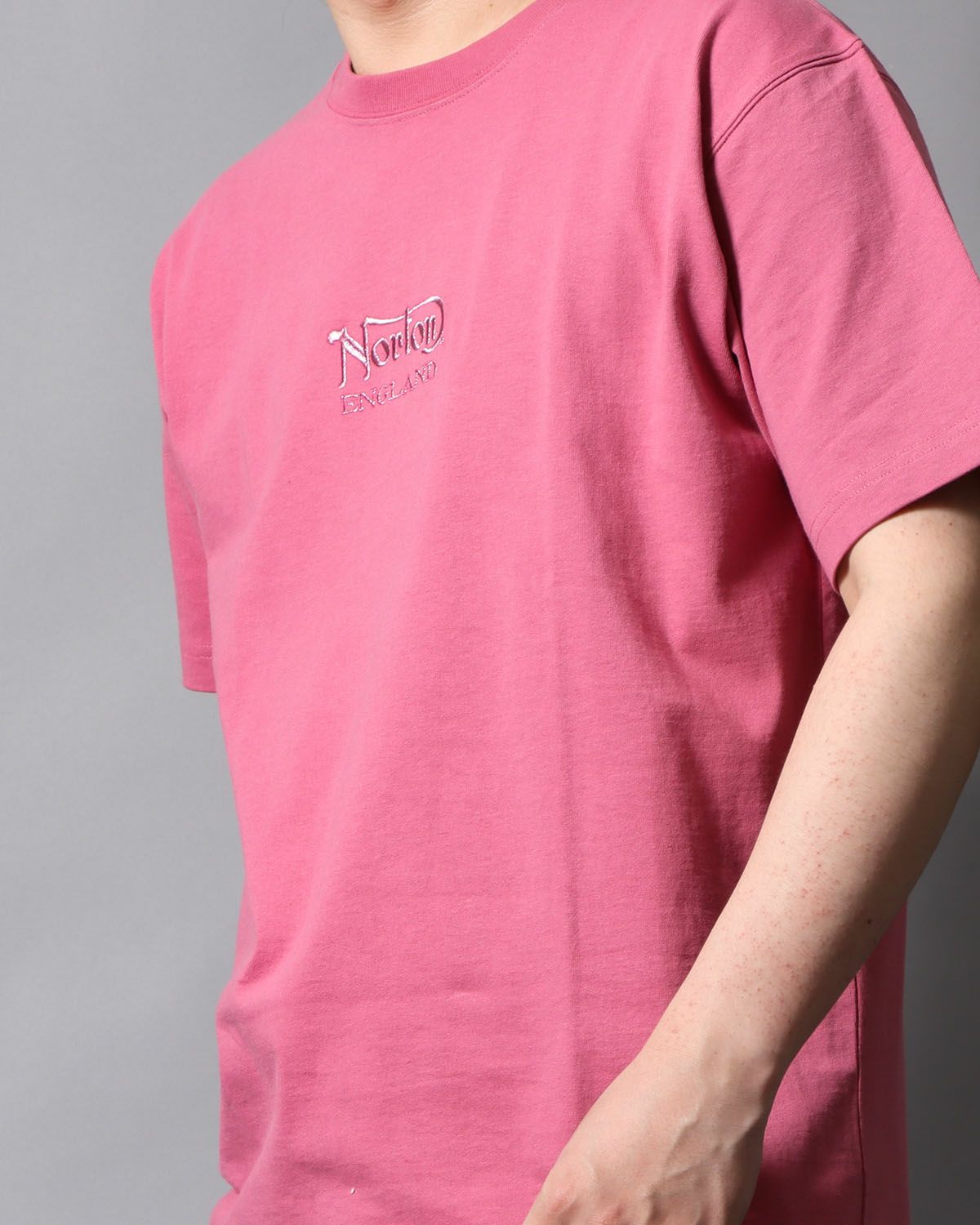 ピンク：178cm/75kg(Lサイズ着用)