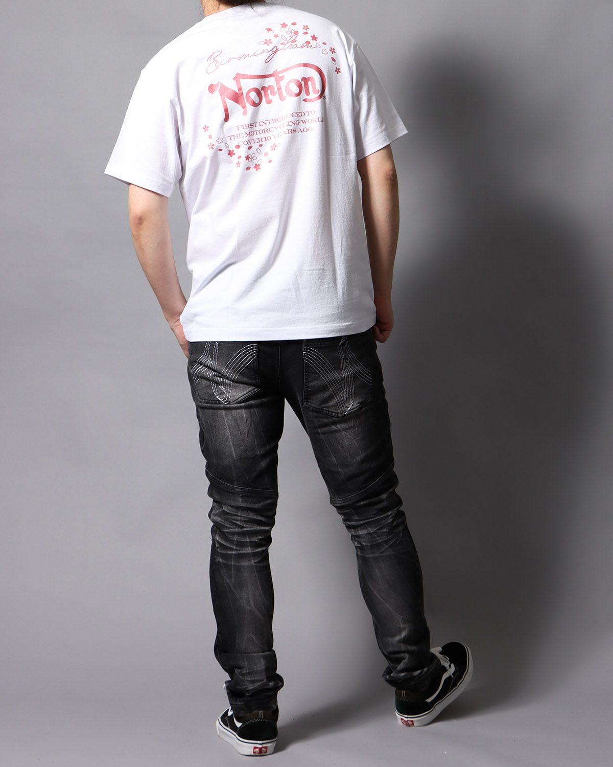 ホワイト：178cm/75kg(Lサイズ着用)