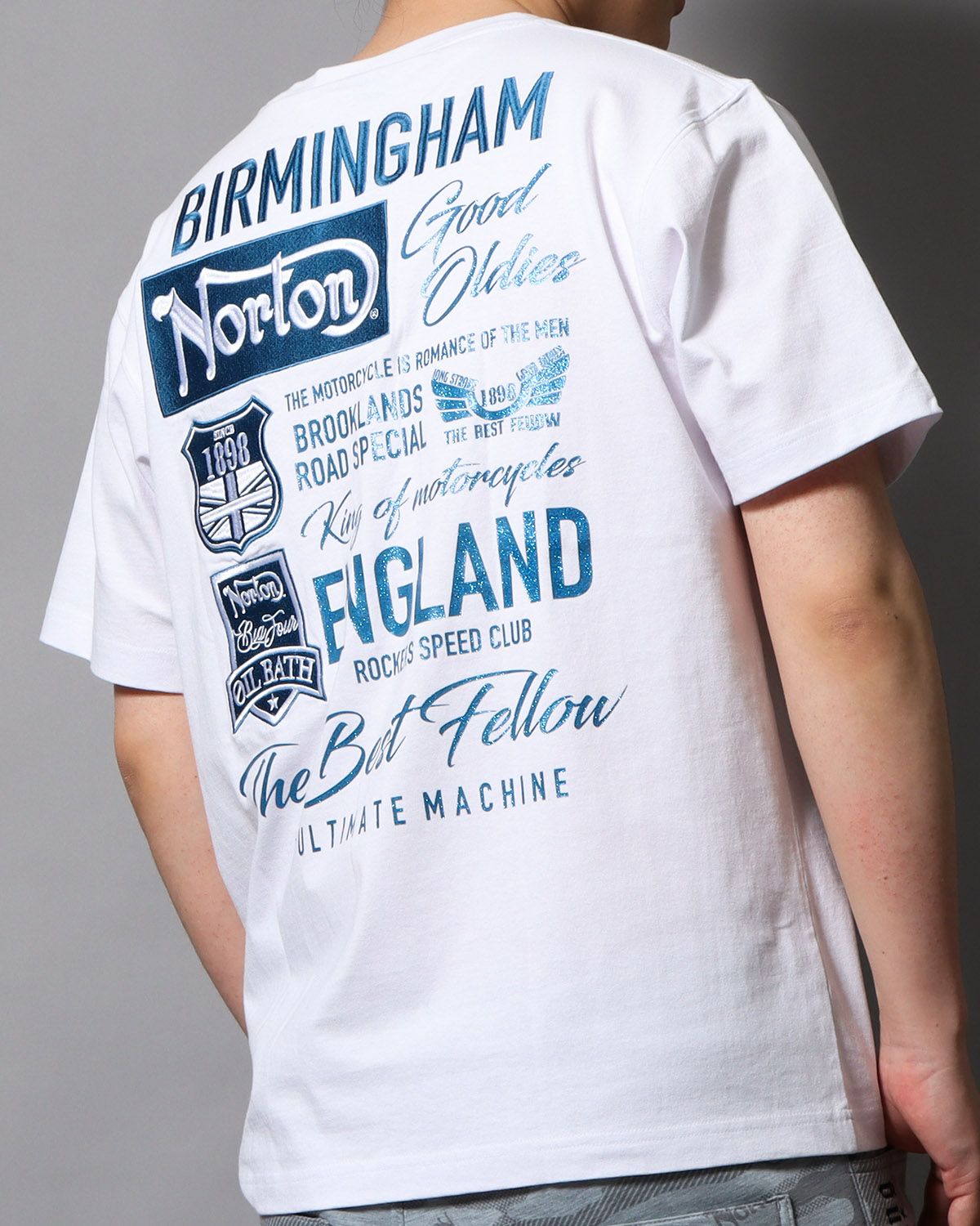 ホワイト：178cm/75kg(Lサイズ着用)