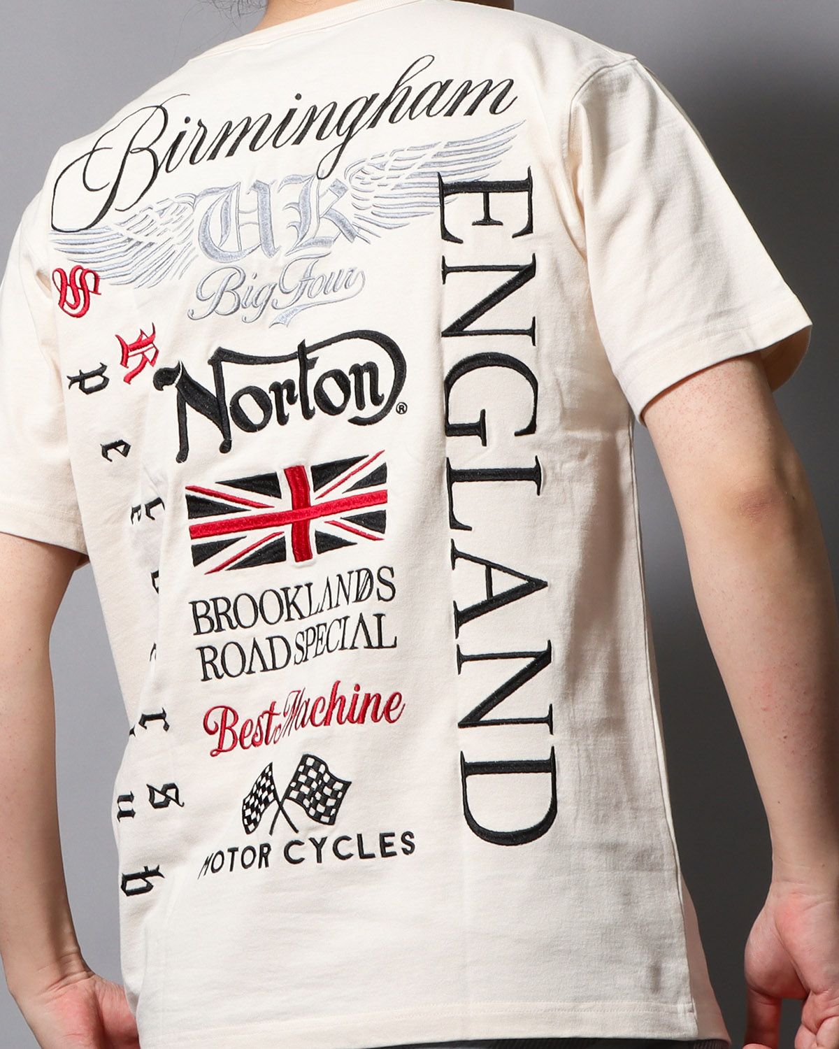 オフホワイト：178cm/75kg(Lサイズ着用)