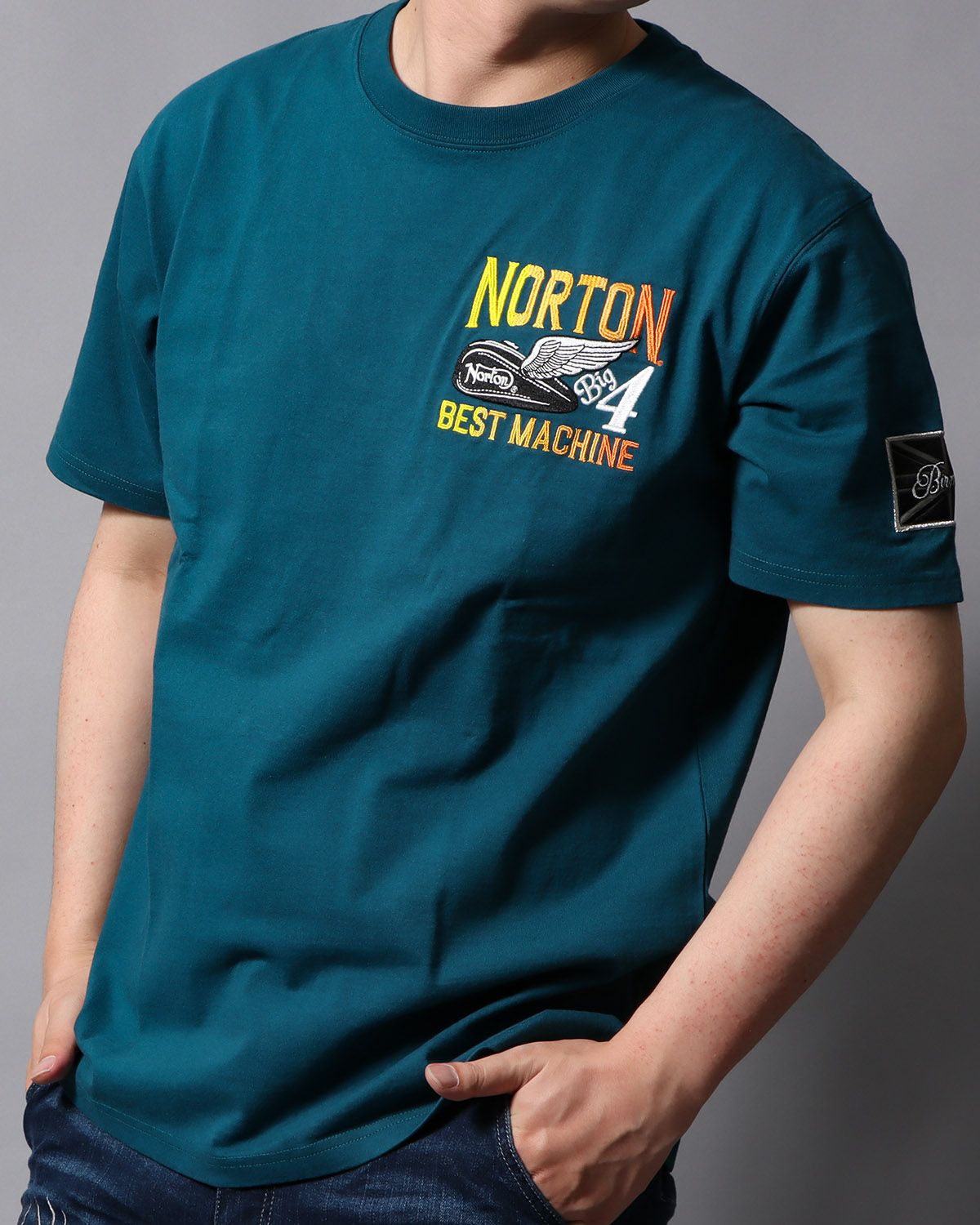 エメラルドグリーン：178cm/75kg(Lサイズ着用)