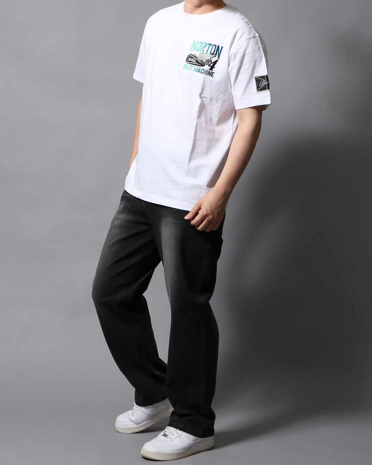 ホワイト：178cm/75kg(Lサイズ着用)