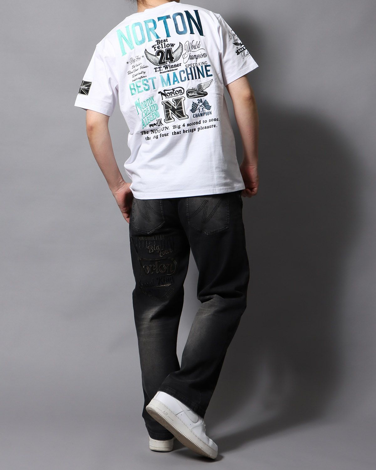 ホワイト：178cm/75kg(Lサイズ着用)