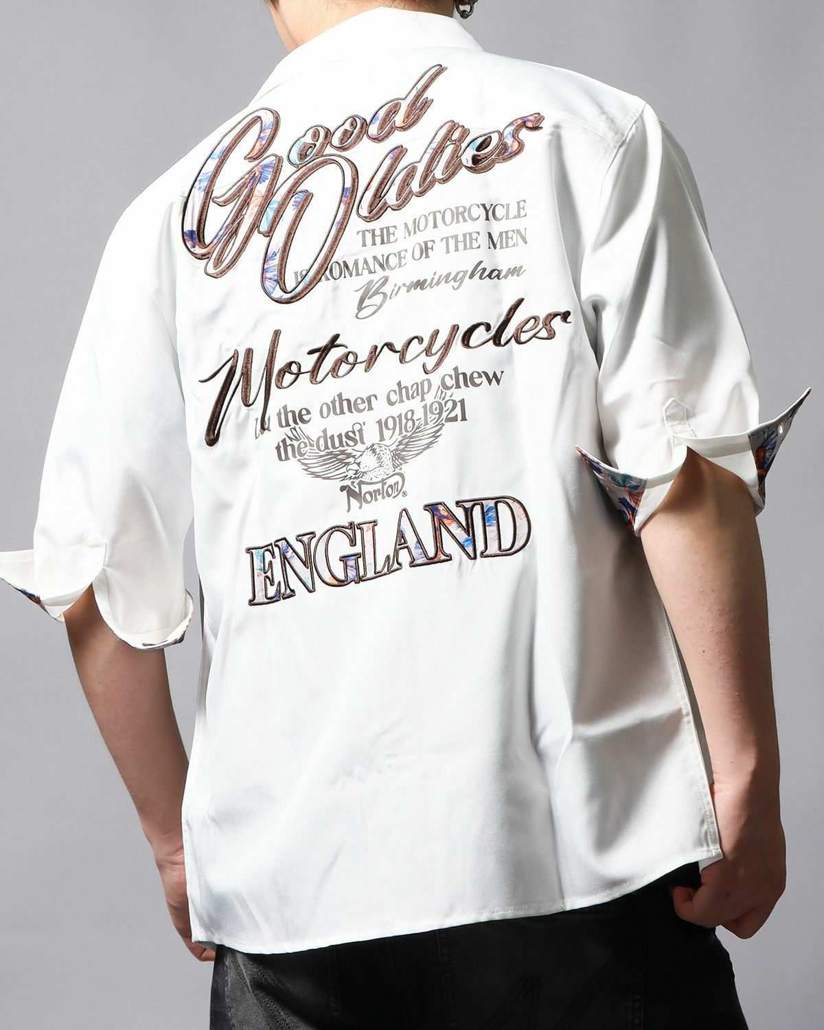 ホワイト：178cm/75kg(Lサイズ着用)