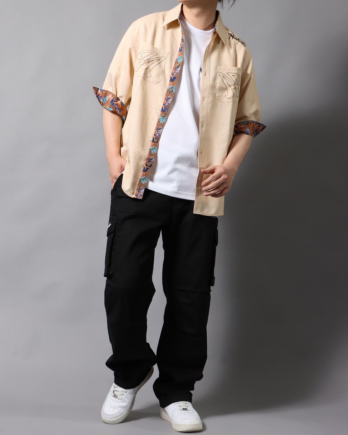 ベージュ：178cm/75kg(Lサイズ着用)