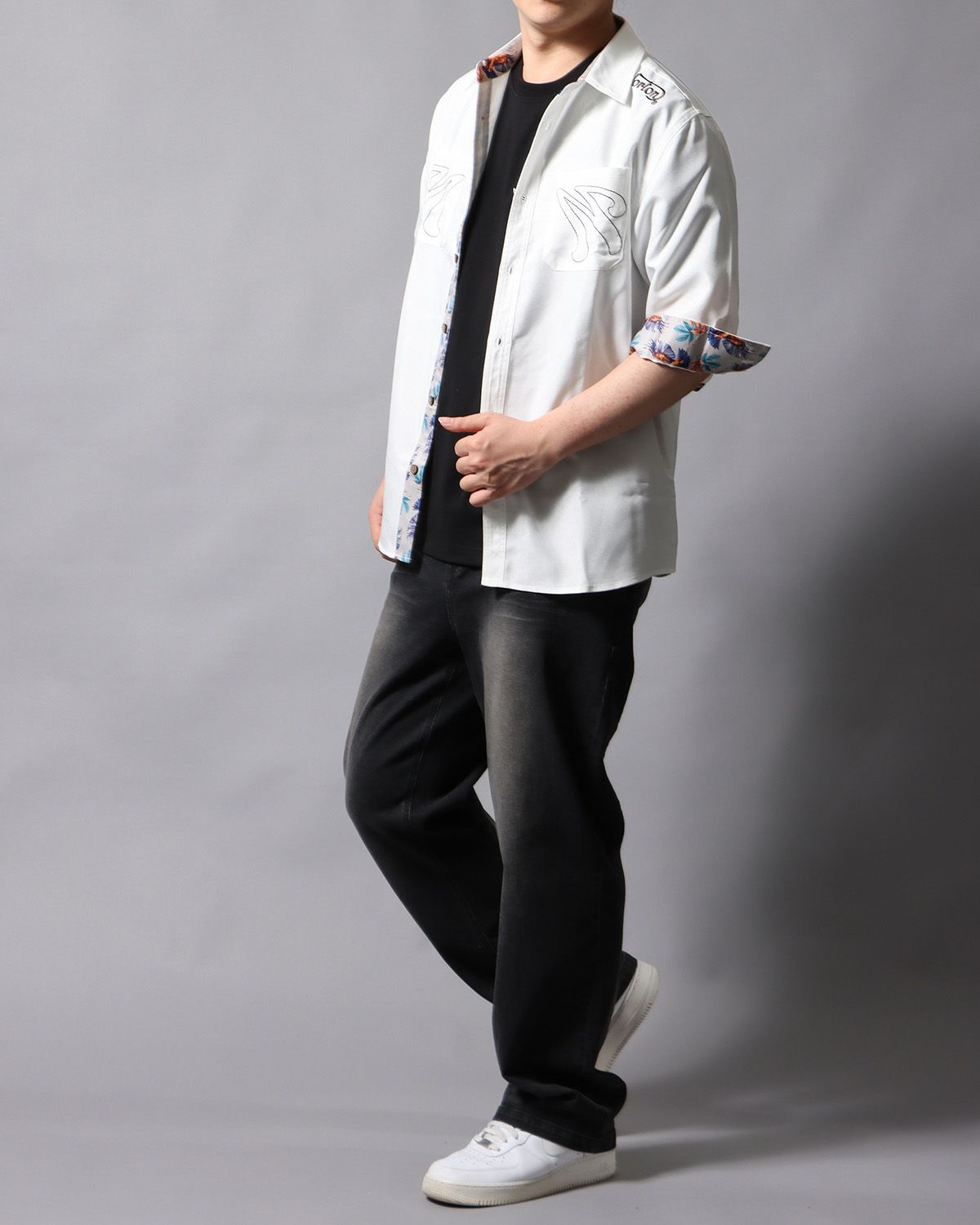 ホワイト：178cm/75kg(Lサイズ着用)