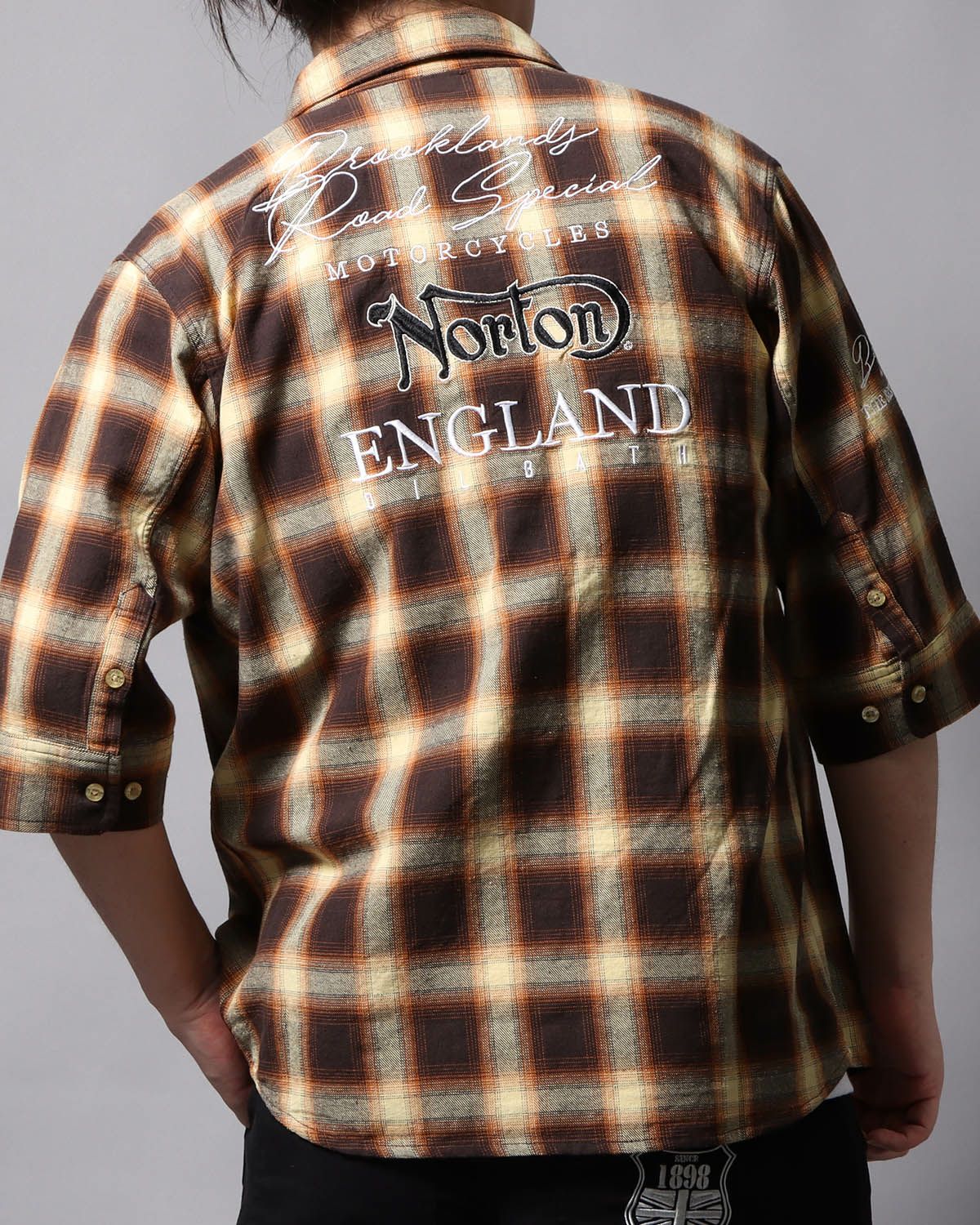 ブラウン：178cm/75kg(Lサイズ着用)