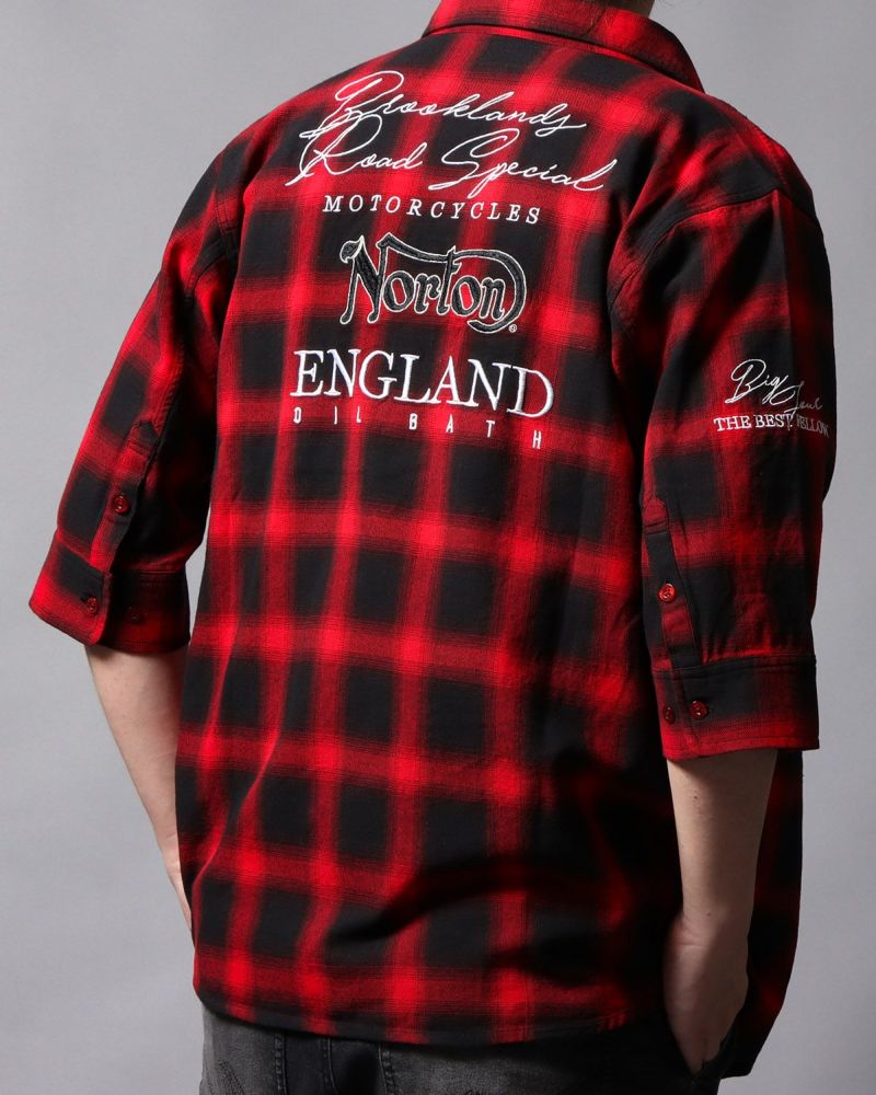 レッド：178cm/75kg(Lサイズ着用)