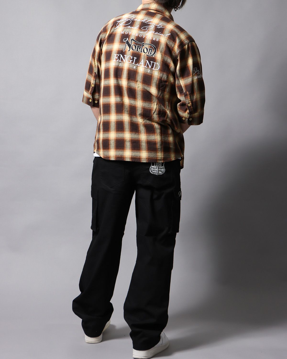 ブラウン：178cm/75kg(Lサイズ着用)