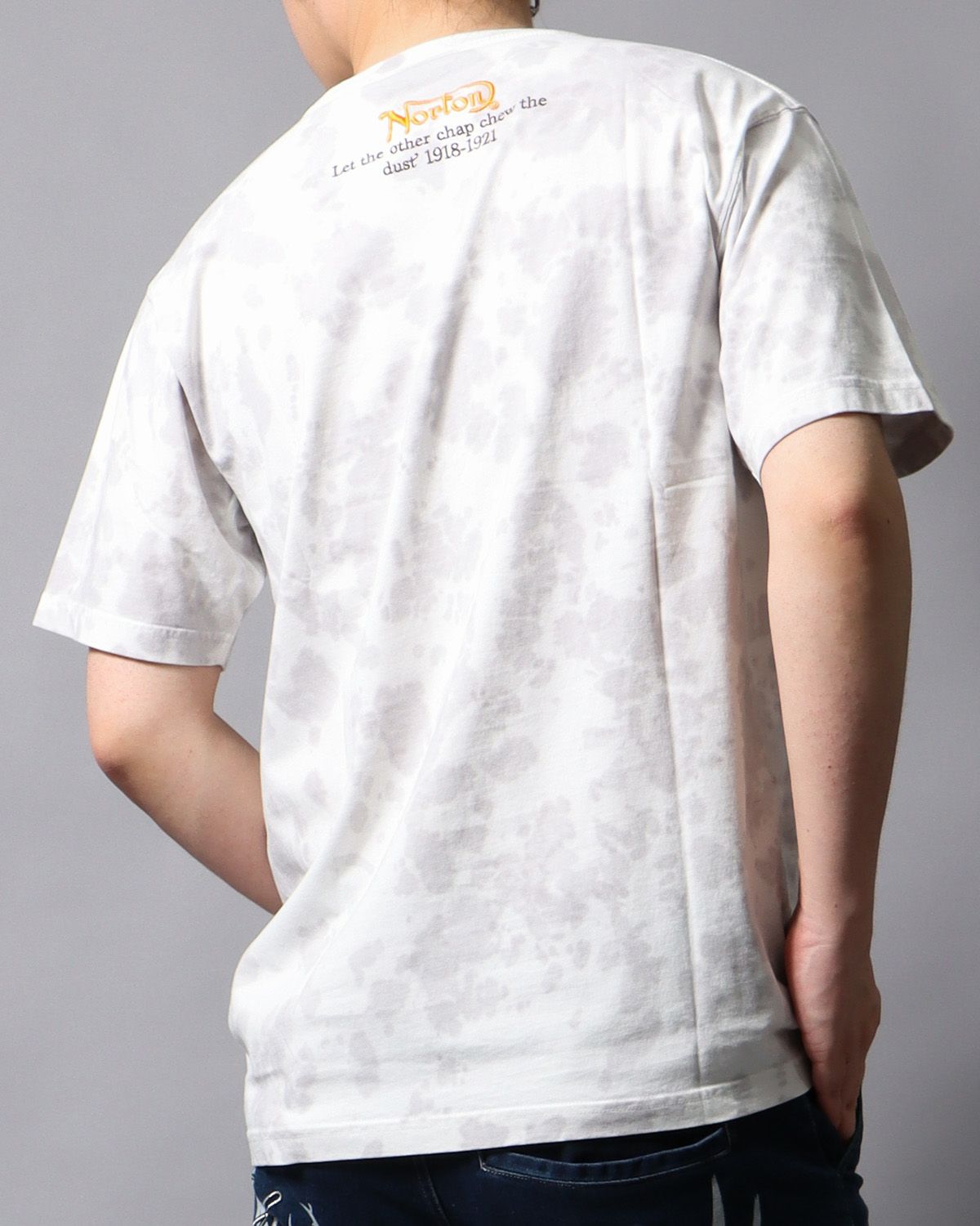 ホワイト：178cm/75kg(Lサイズ着用)