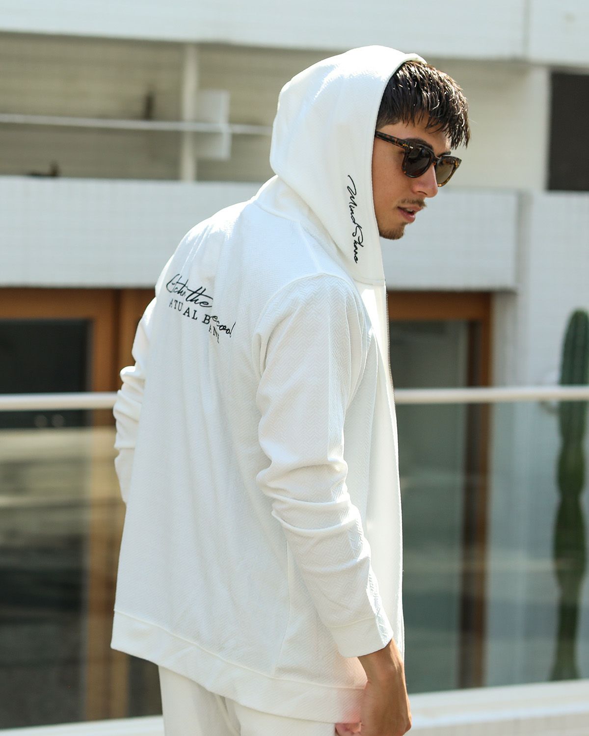 ホワイト：180cm70kg(Lサイズ着用)