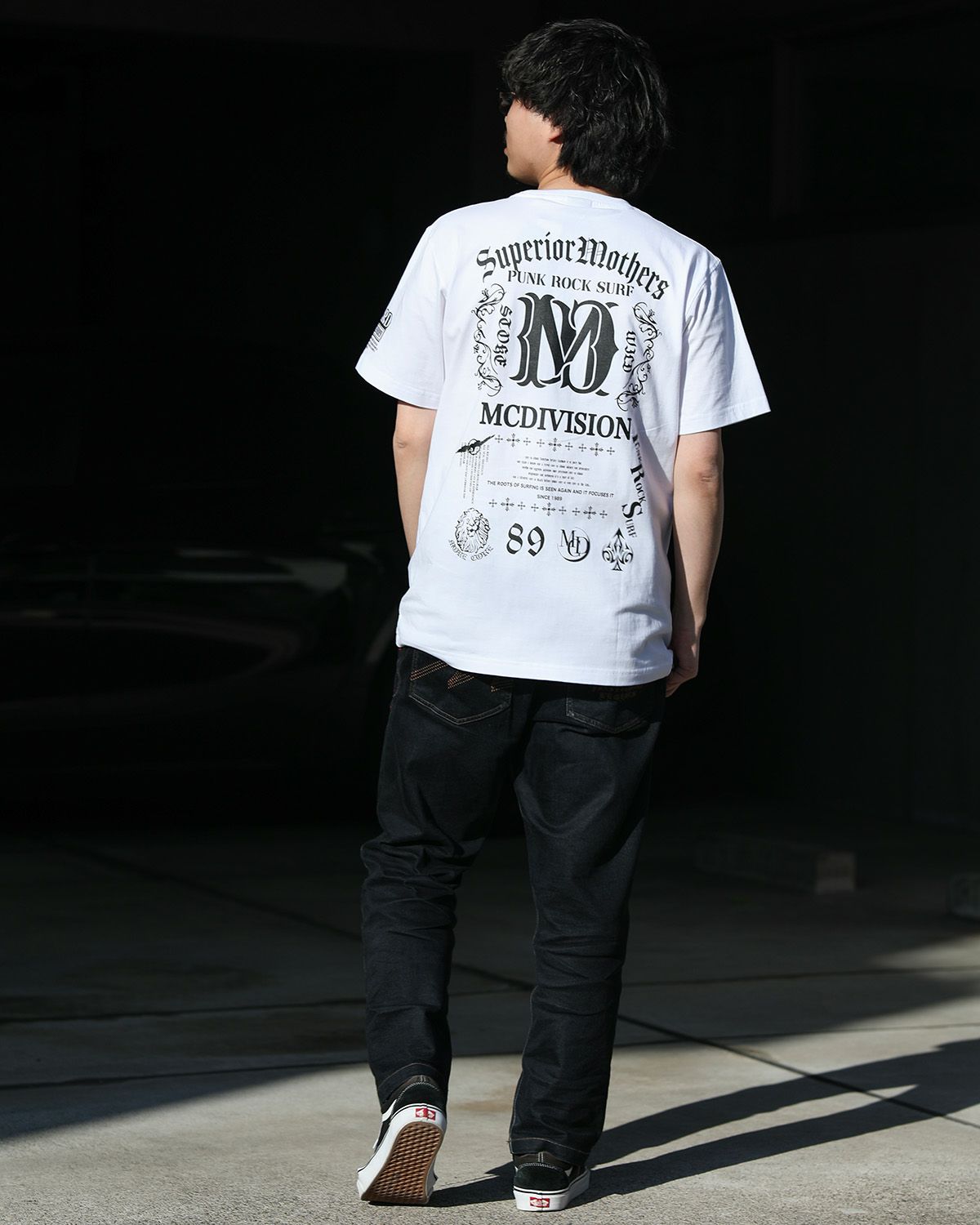 ホワイト:173cm/63kg(Lサイズ着用)