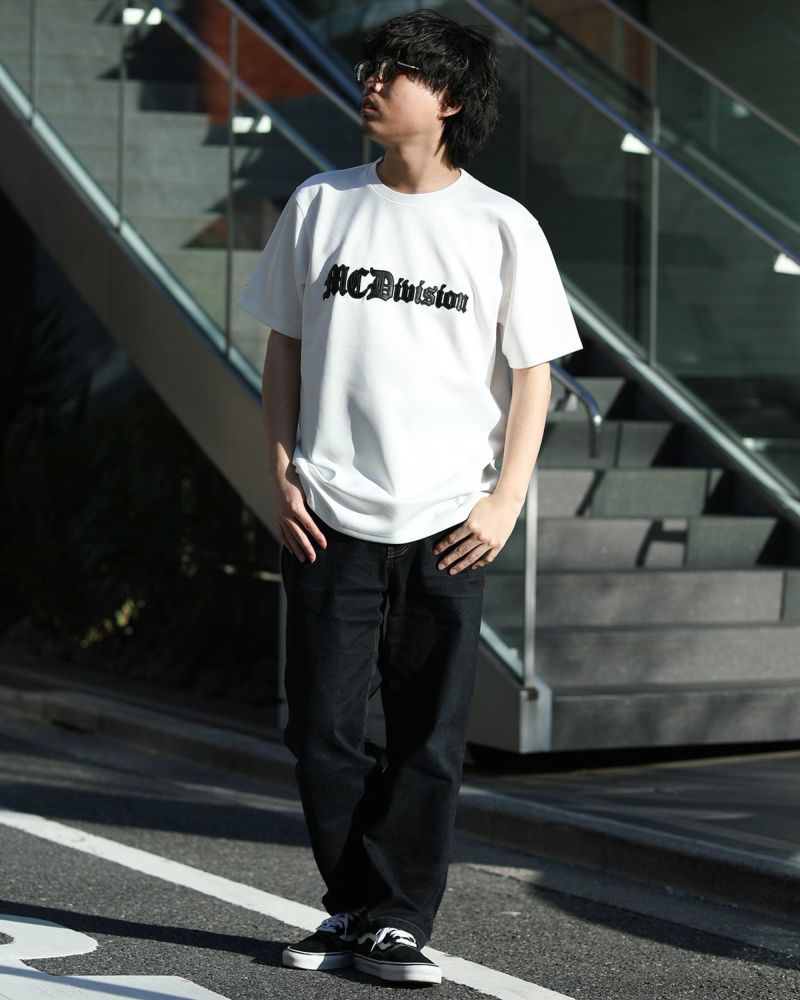 ホワイト:173cm/63kg(Lサイズ着用)