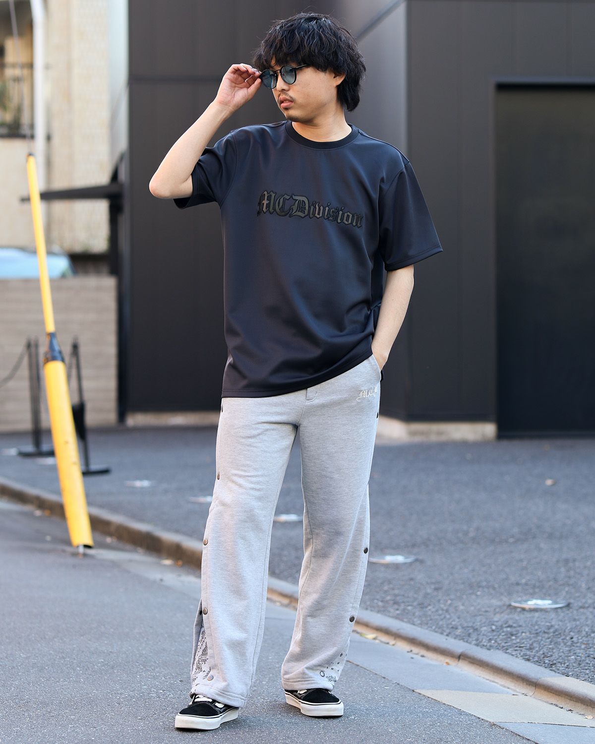 チャコール:173cm/63kg(Lサイズ着用)