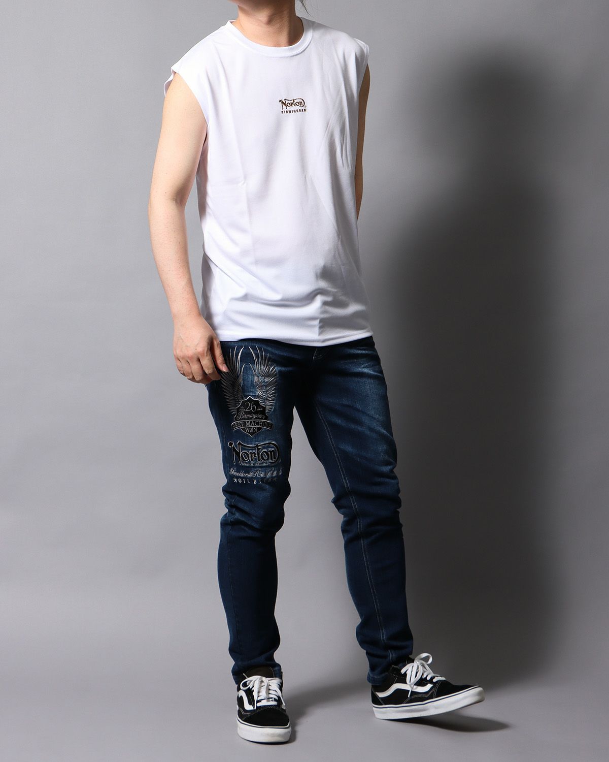 ホワイト：178cm/75kg(Lサイズ着用)