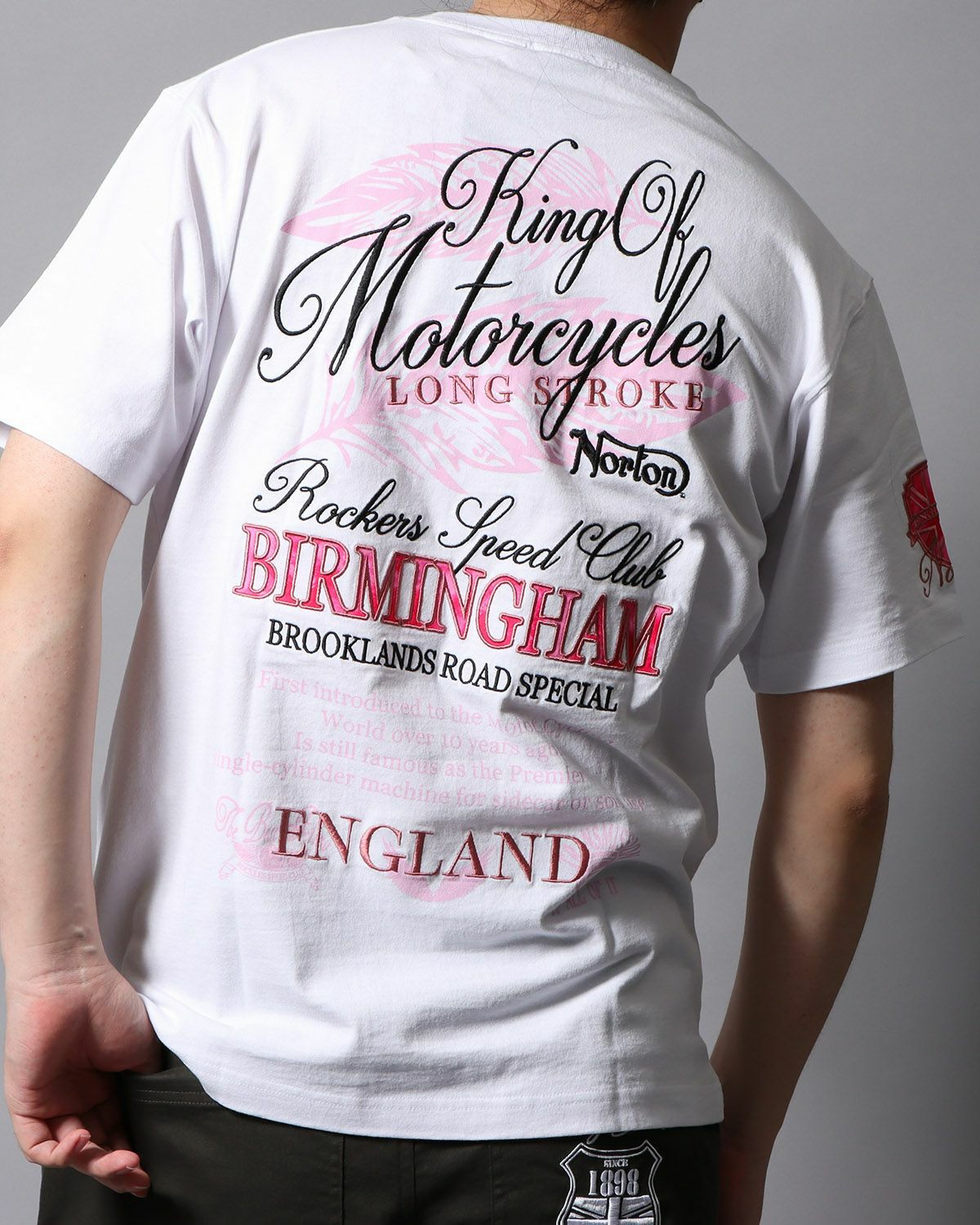 ホワイト：178cm/75kg(Lサイズ着用)