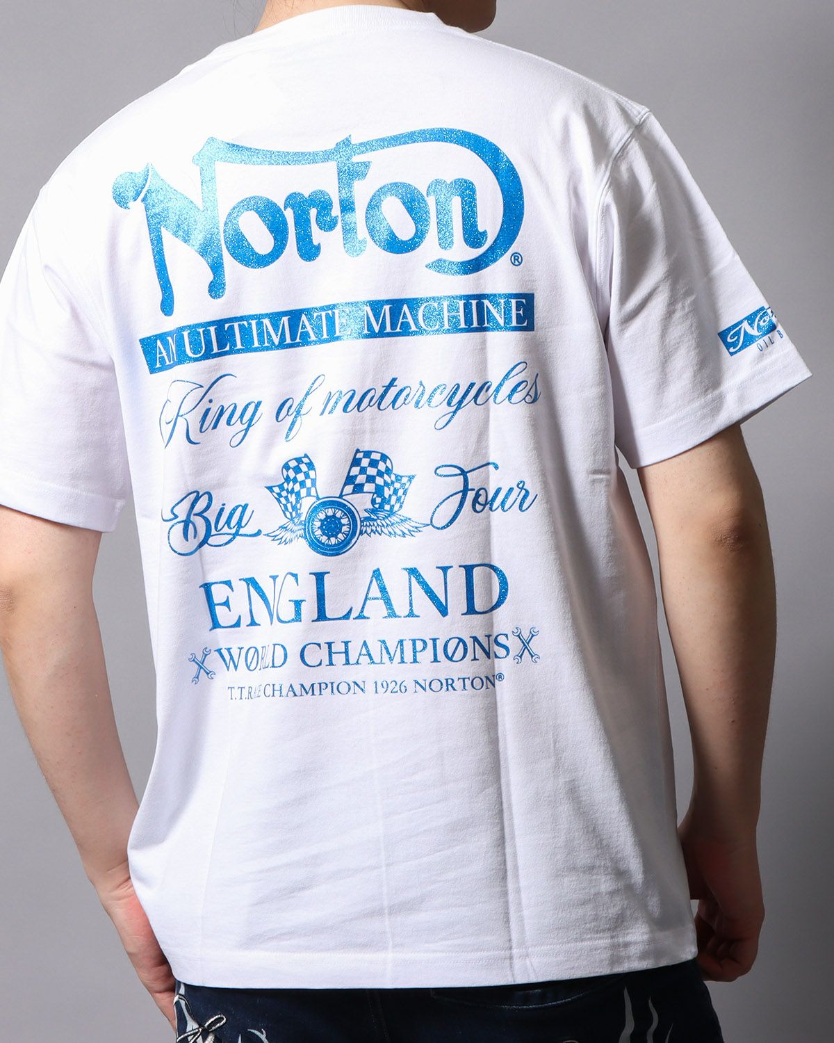 ホワイト：178cm/75kg(Lサイズ着用)