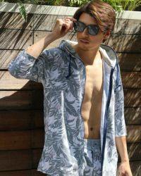 ホワイト：180cm70kg(Lサイズ着用)