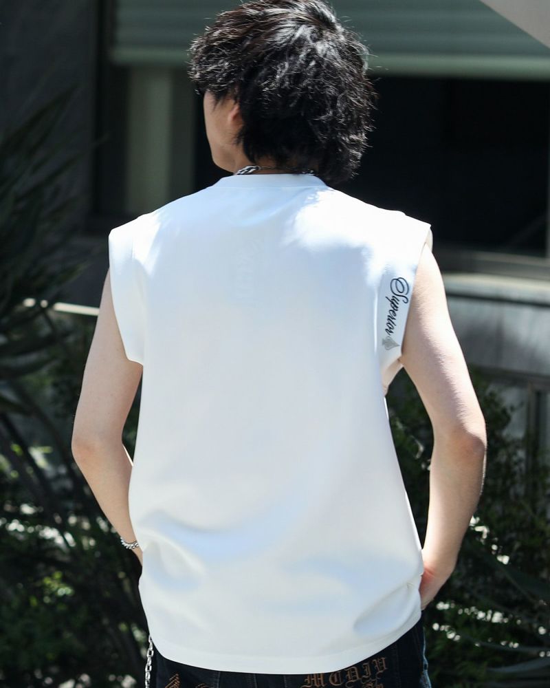 ホワイト:173cm/63kg(Lサイズ着用)