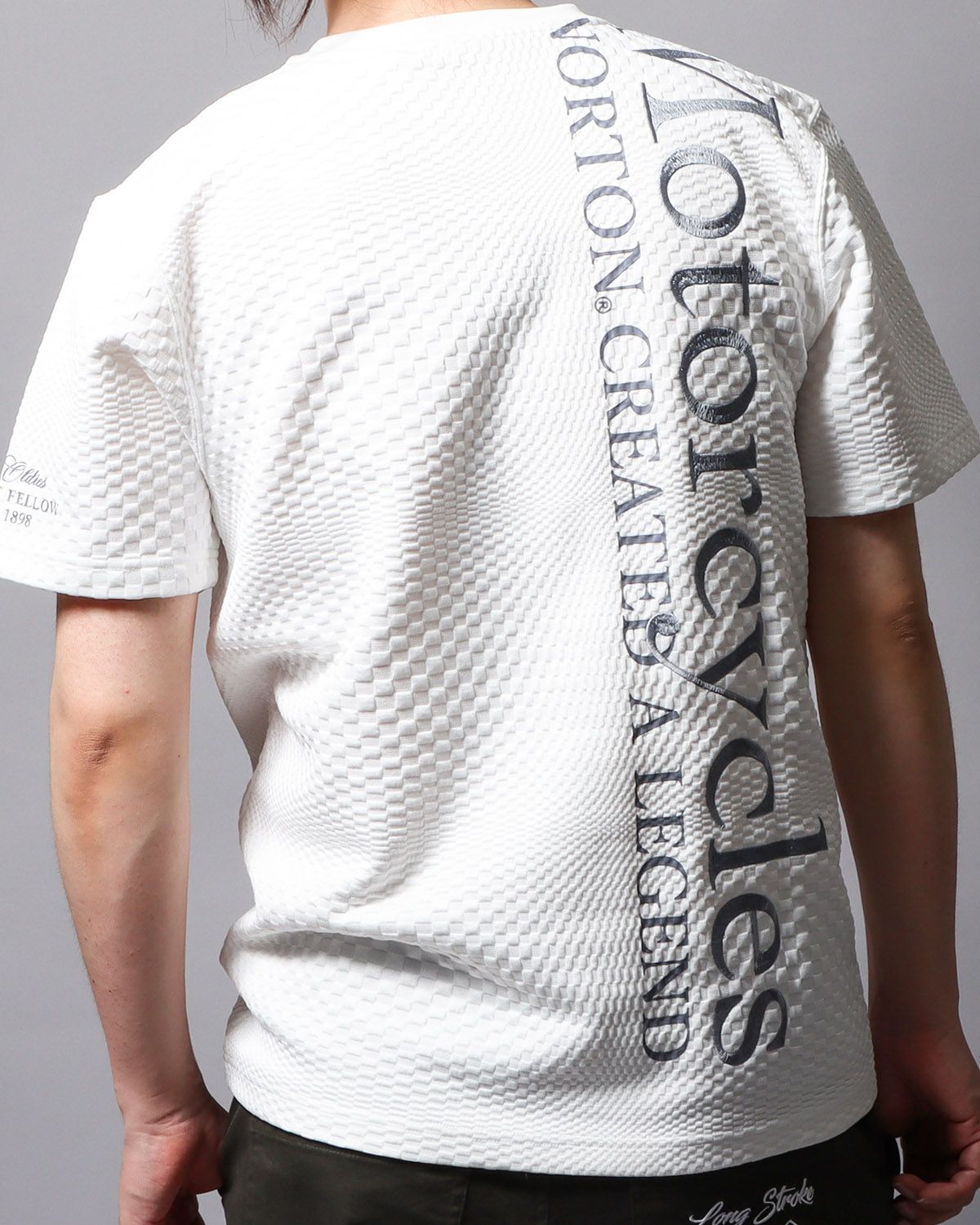 ホワイト：178cm/75kg(Lサイズ着用)