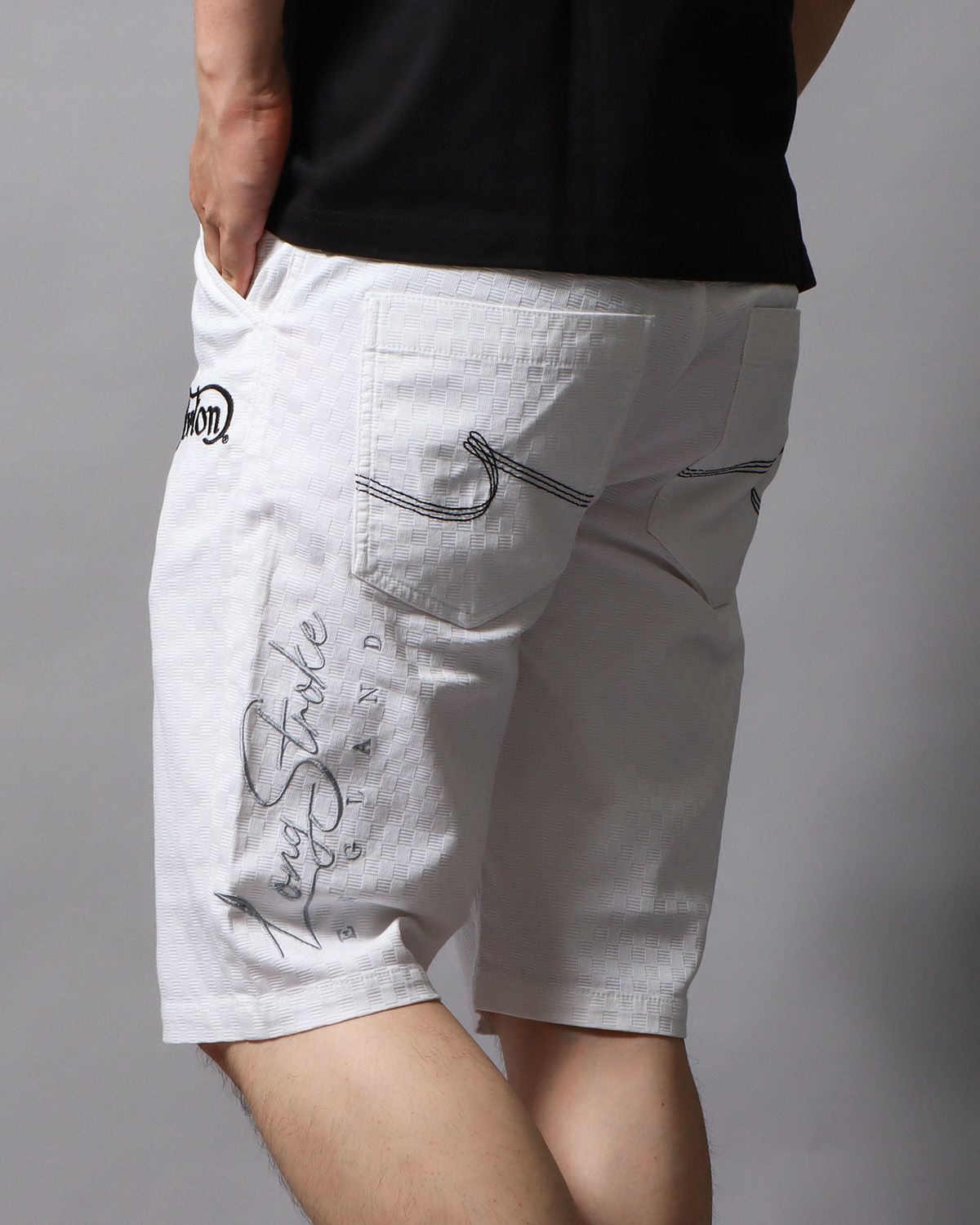 ホワイト：178cm/75kg(Lサイズ着用)