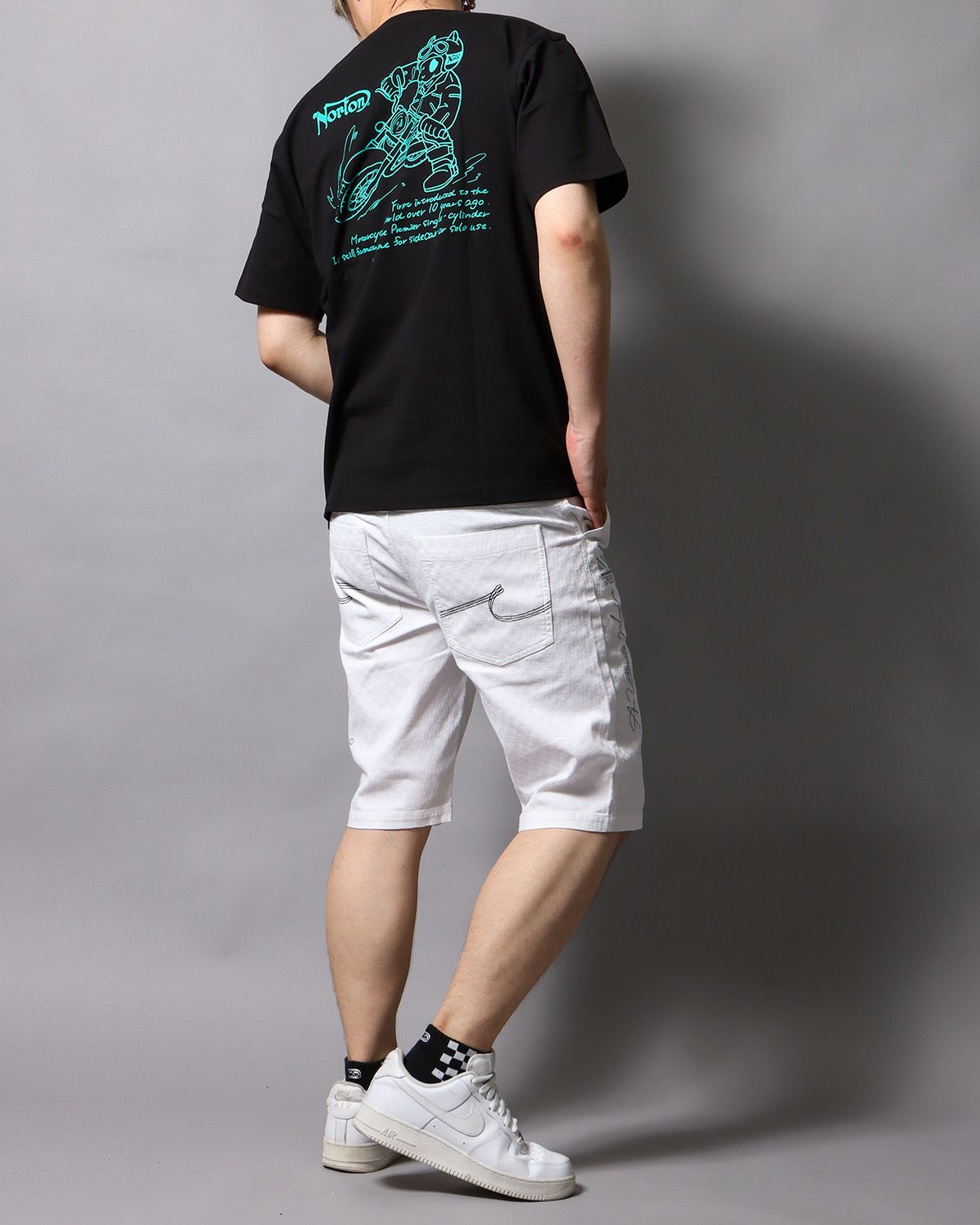 ホワイト：178cm/75kg(Lサイズ着用)