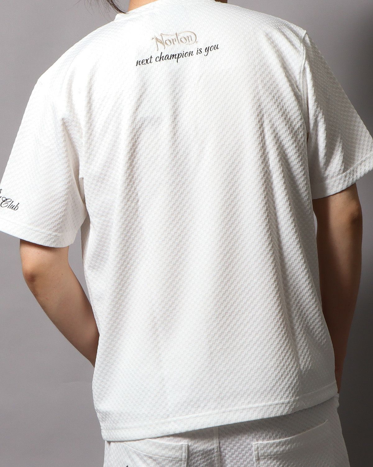 ホワイト：178cm/75kg(Lサイズ着用)