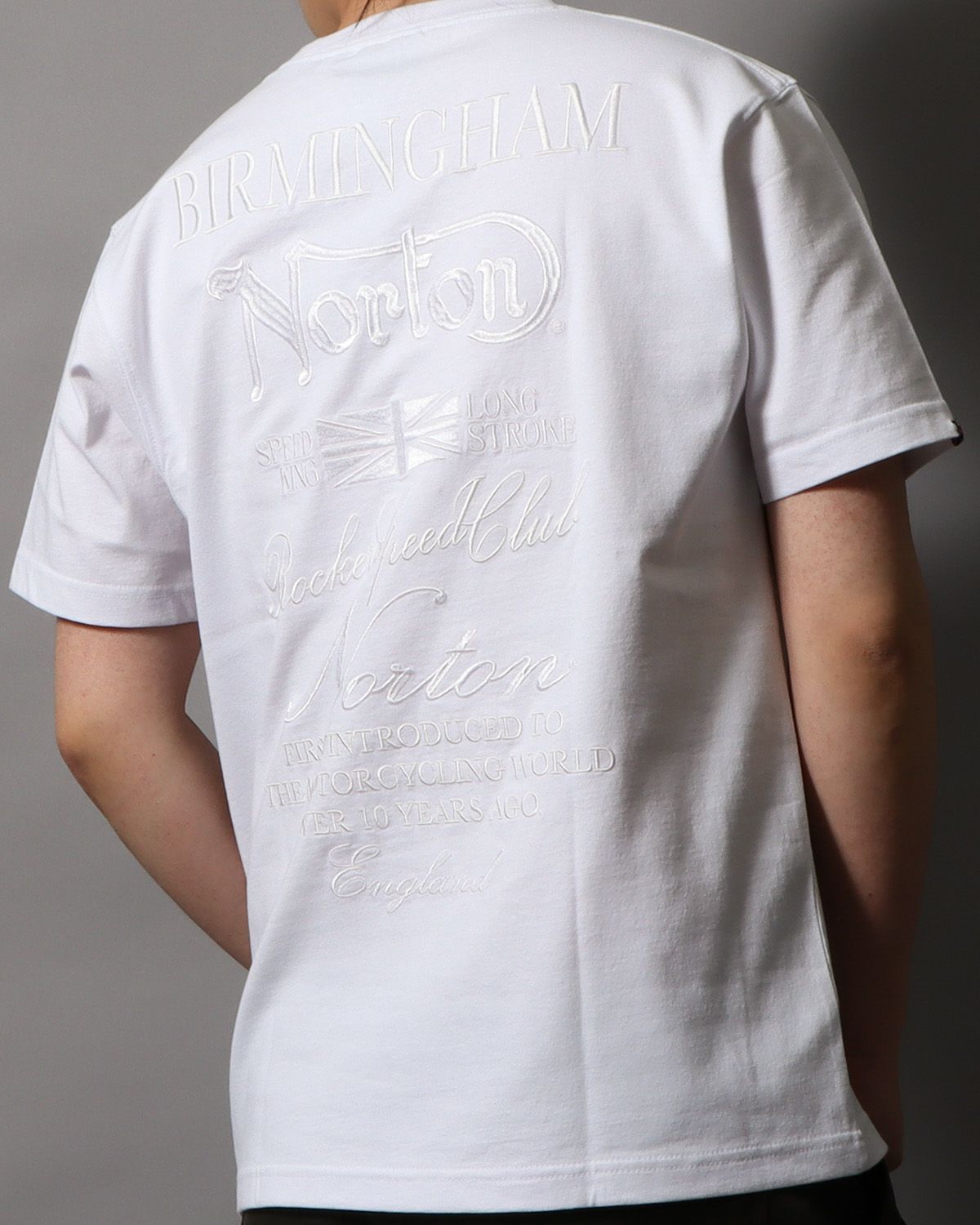 ホワイト：178cm/75kg(Lサイズ着用)